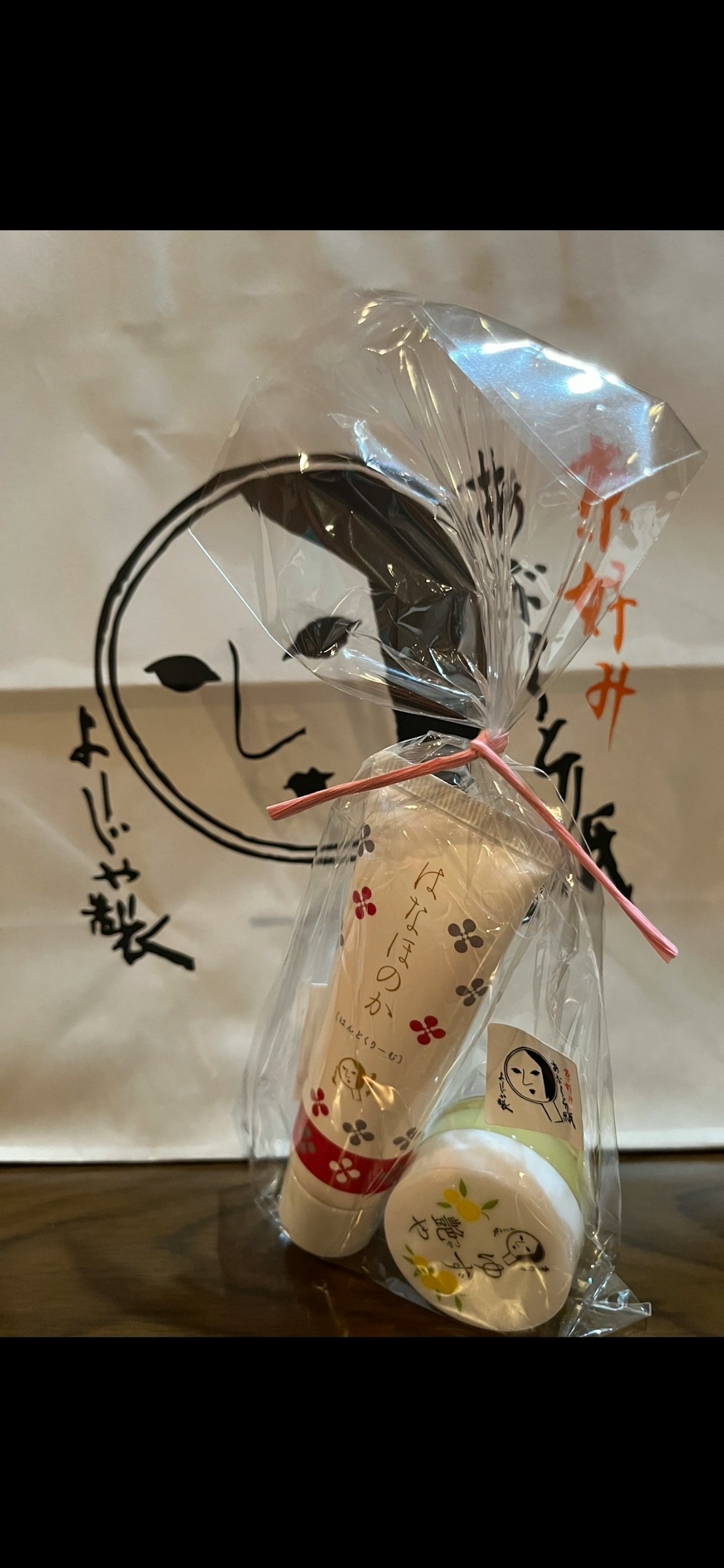 傳統日本禮品套裝，特色包裝和花卉圖案