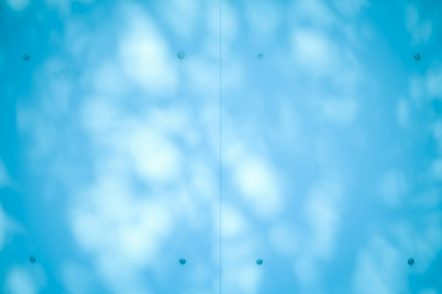 Design abstrait avec des taches de lumière blanche sur un fond bleu