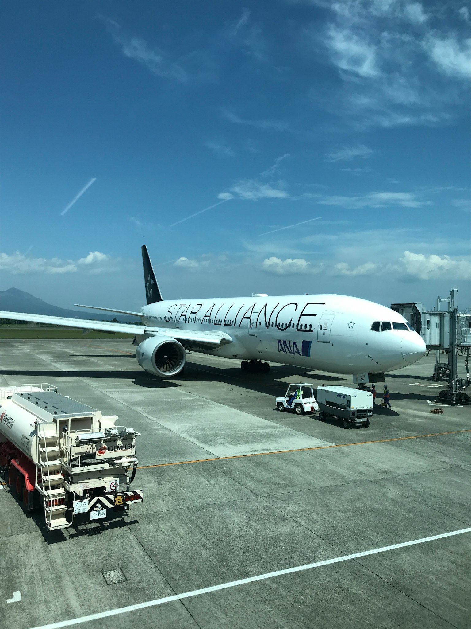 Flugzeug am Flughafen mit blauem Himmel