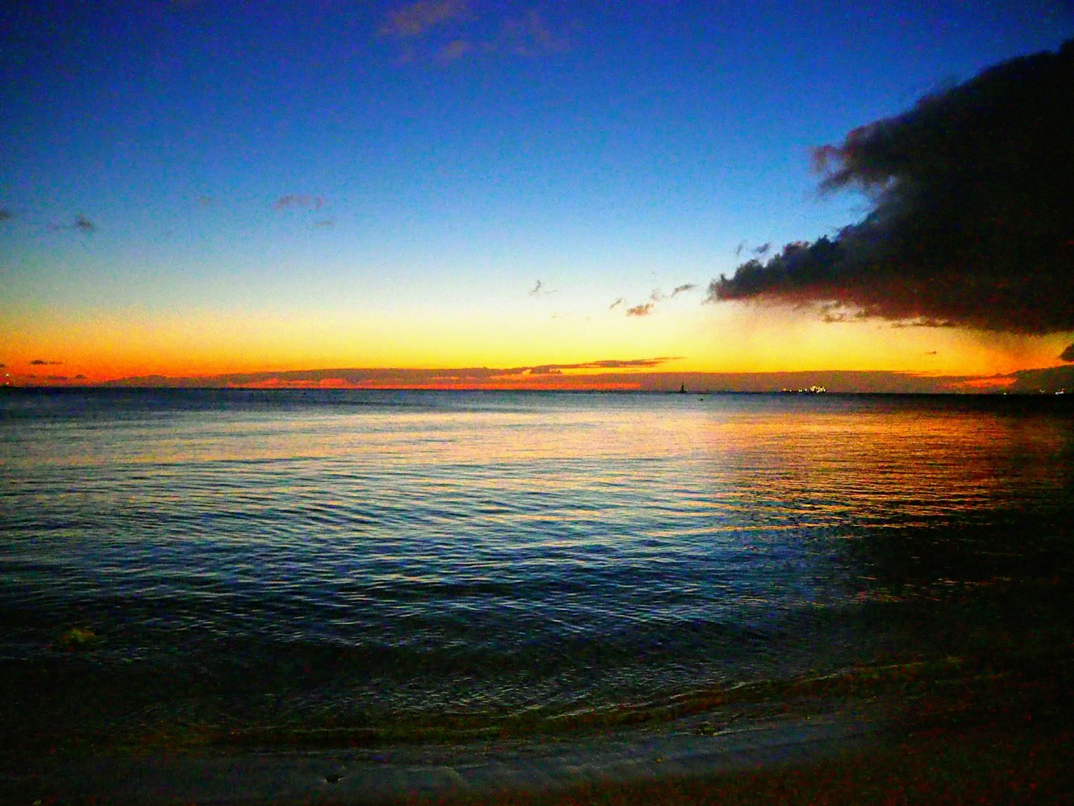 Magnifique coucher de soleil sur l'océan calme avec un ciel coloré
