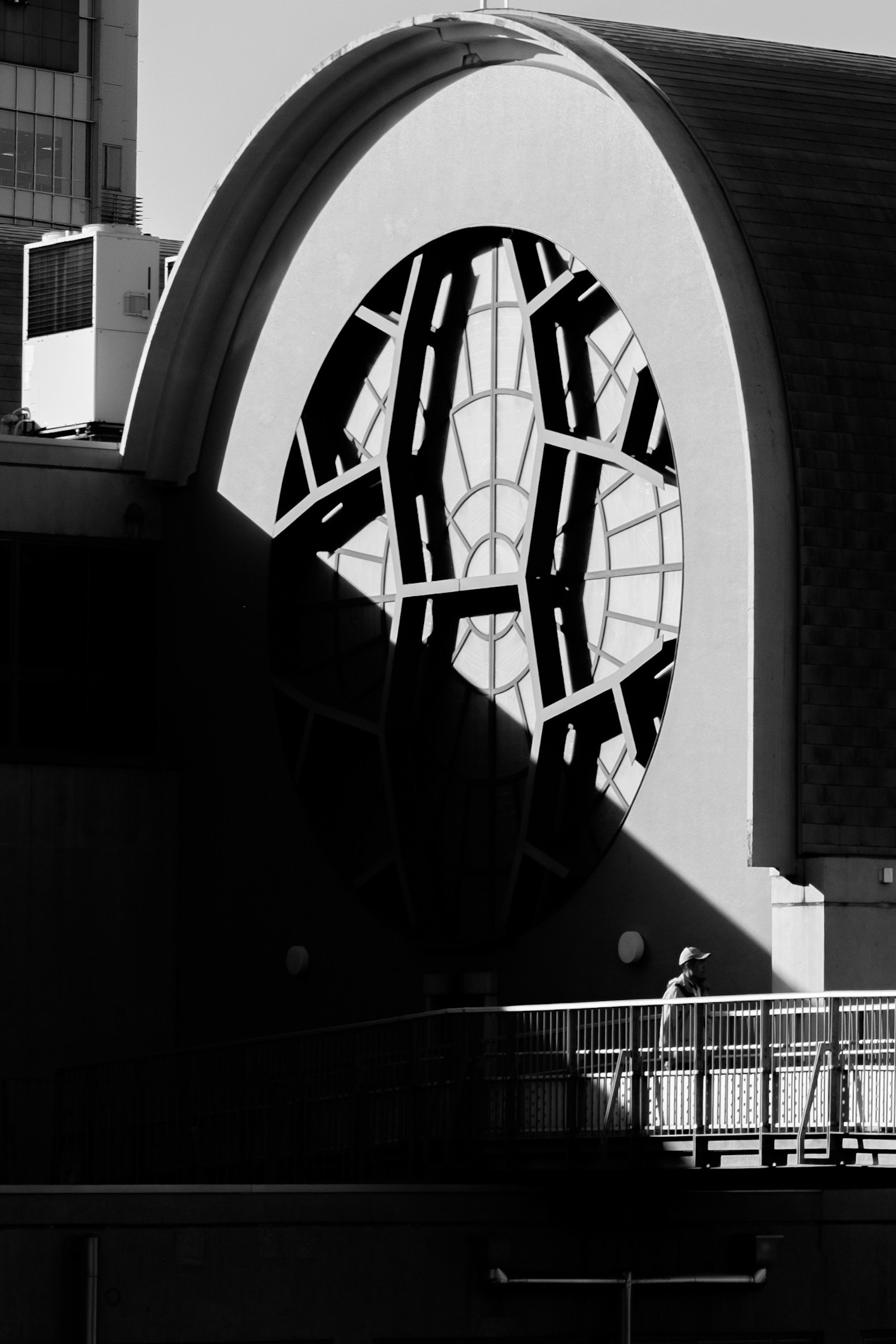 Ombre d'une grande horloge réfléchie sur un bâtiment