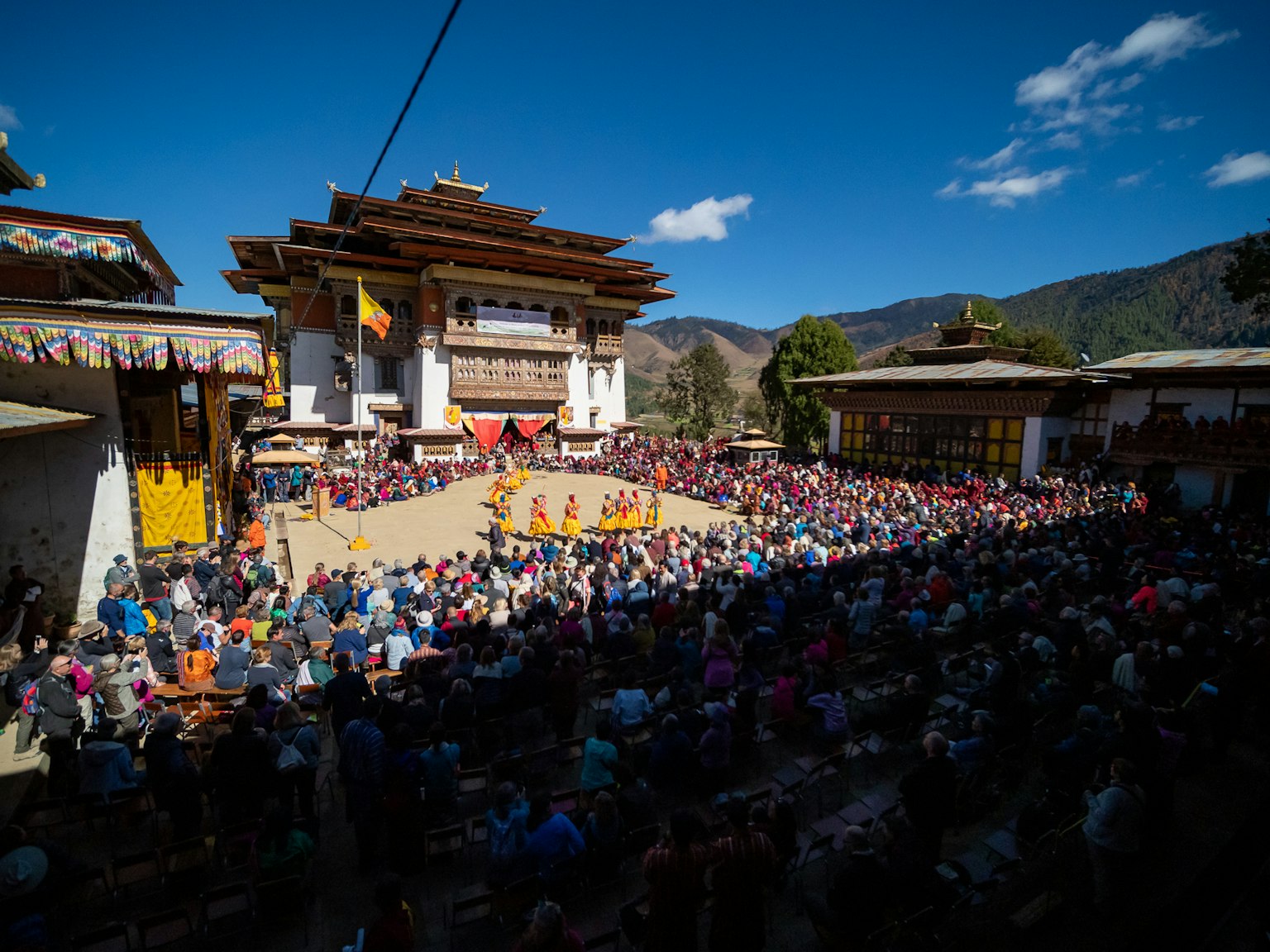 Festival di danza tradizionale in Bhutan con un vasto pubblico
