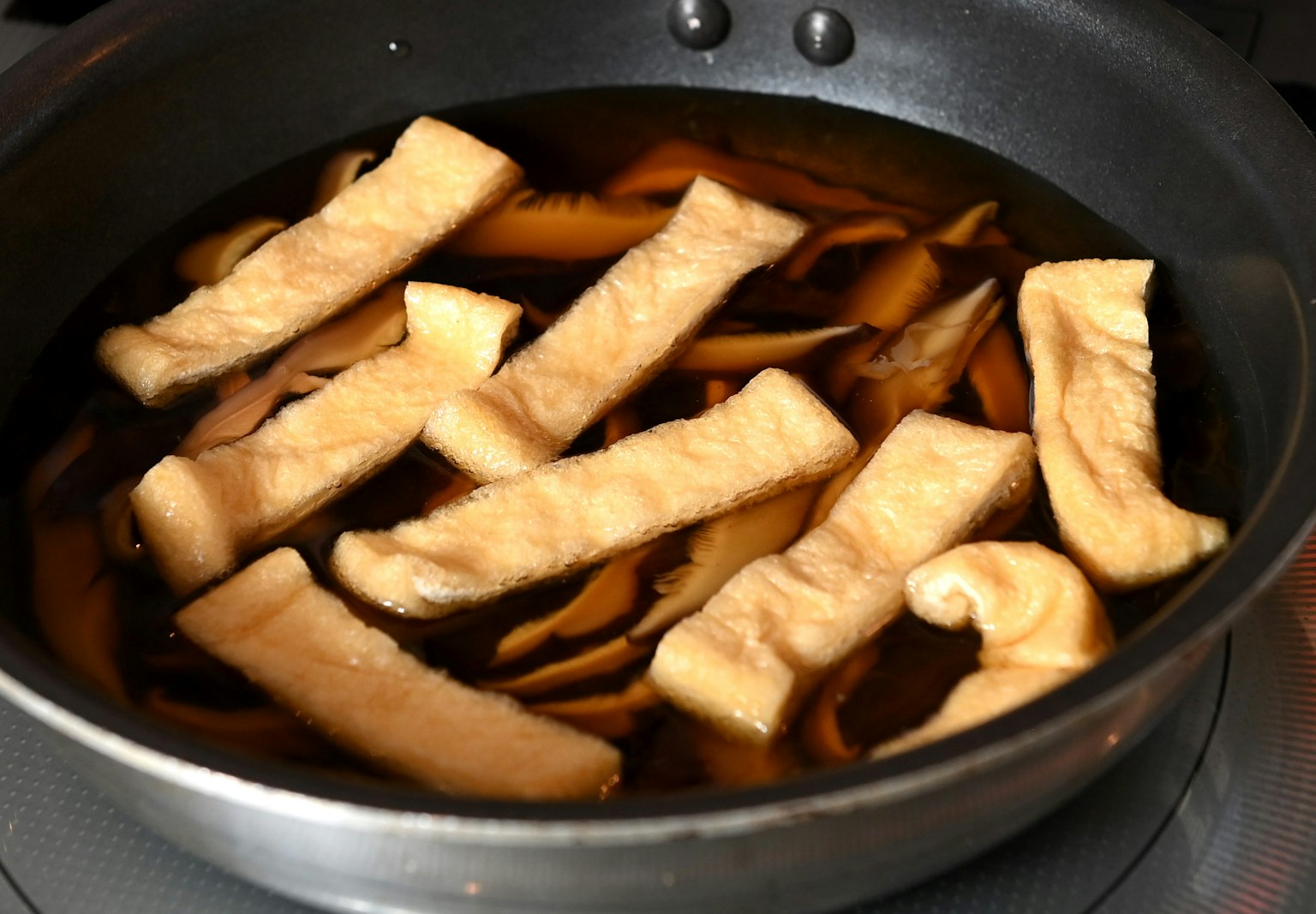 锅中炖煮的长方形炸豆腐块