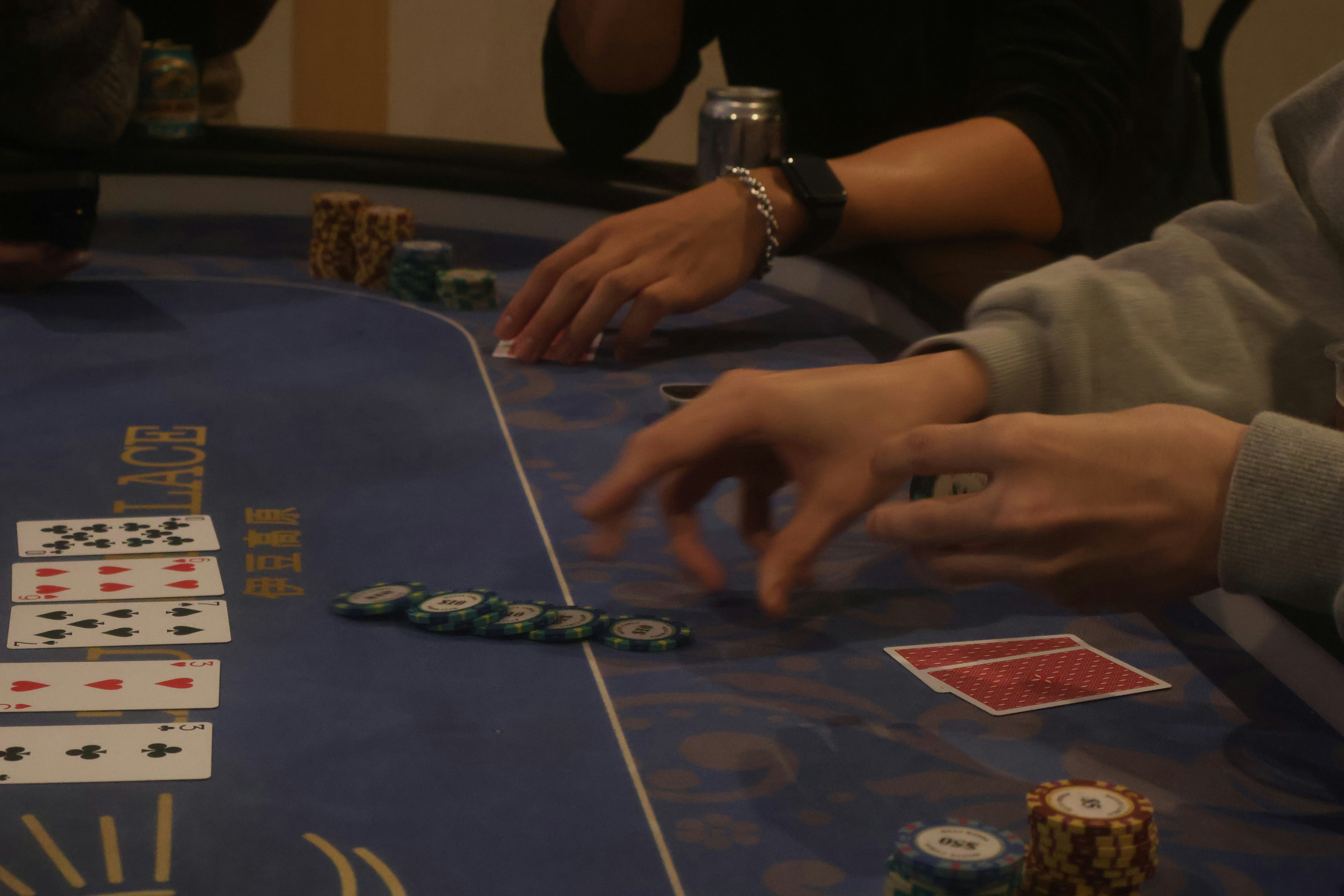 Sfida di poker su un tavolo con carte e fiches