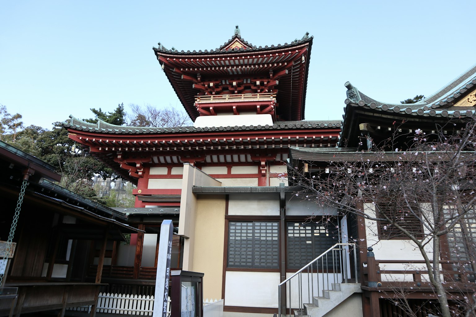日本傳統寺廟的外觀，具有獨特的寶塔屋頂