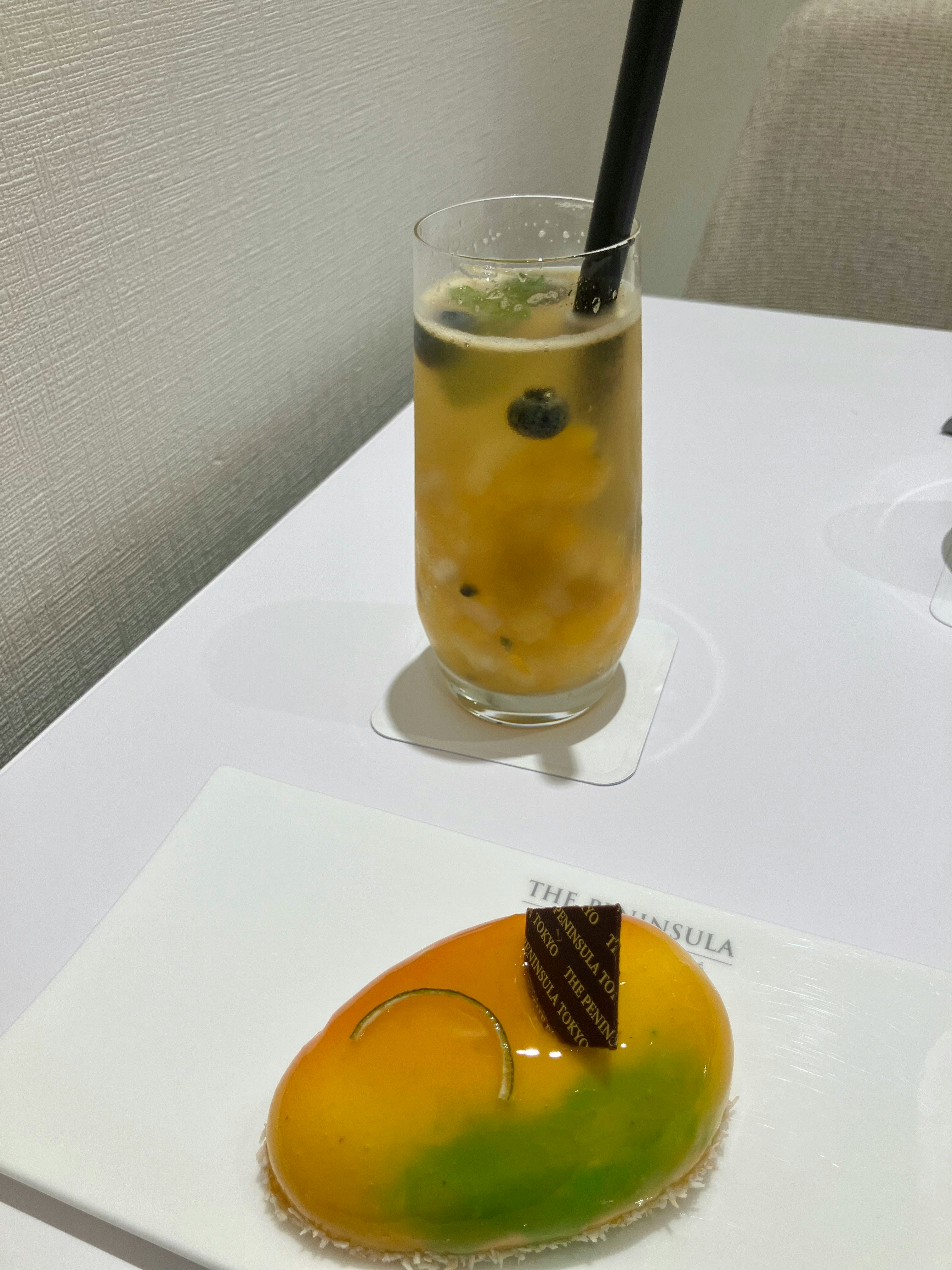 芒果與抹茶冰茶配熱帶水果蛋糕，奢享下午時光