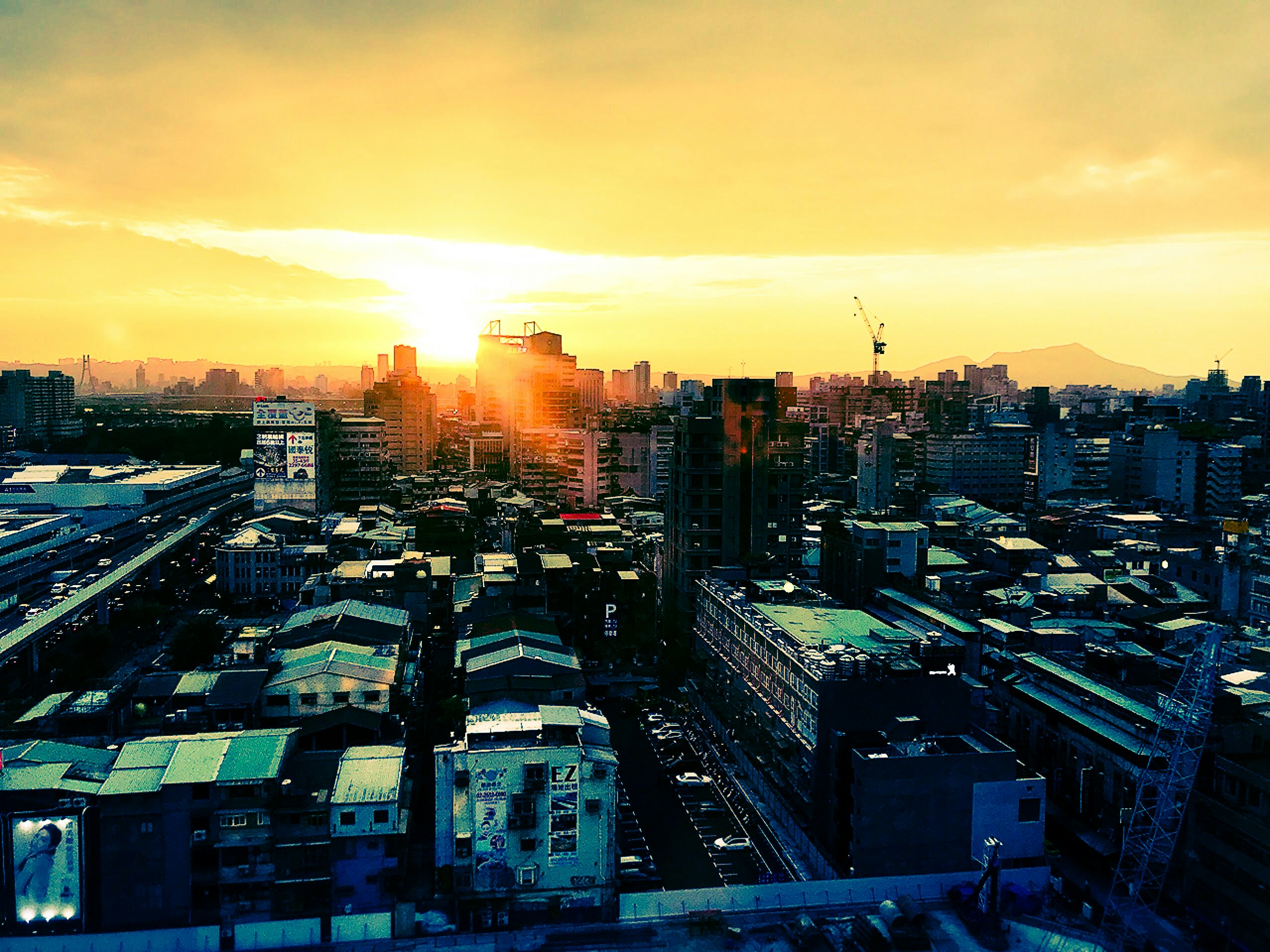 夕日に照らされた都市の街並みとビル群