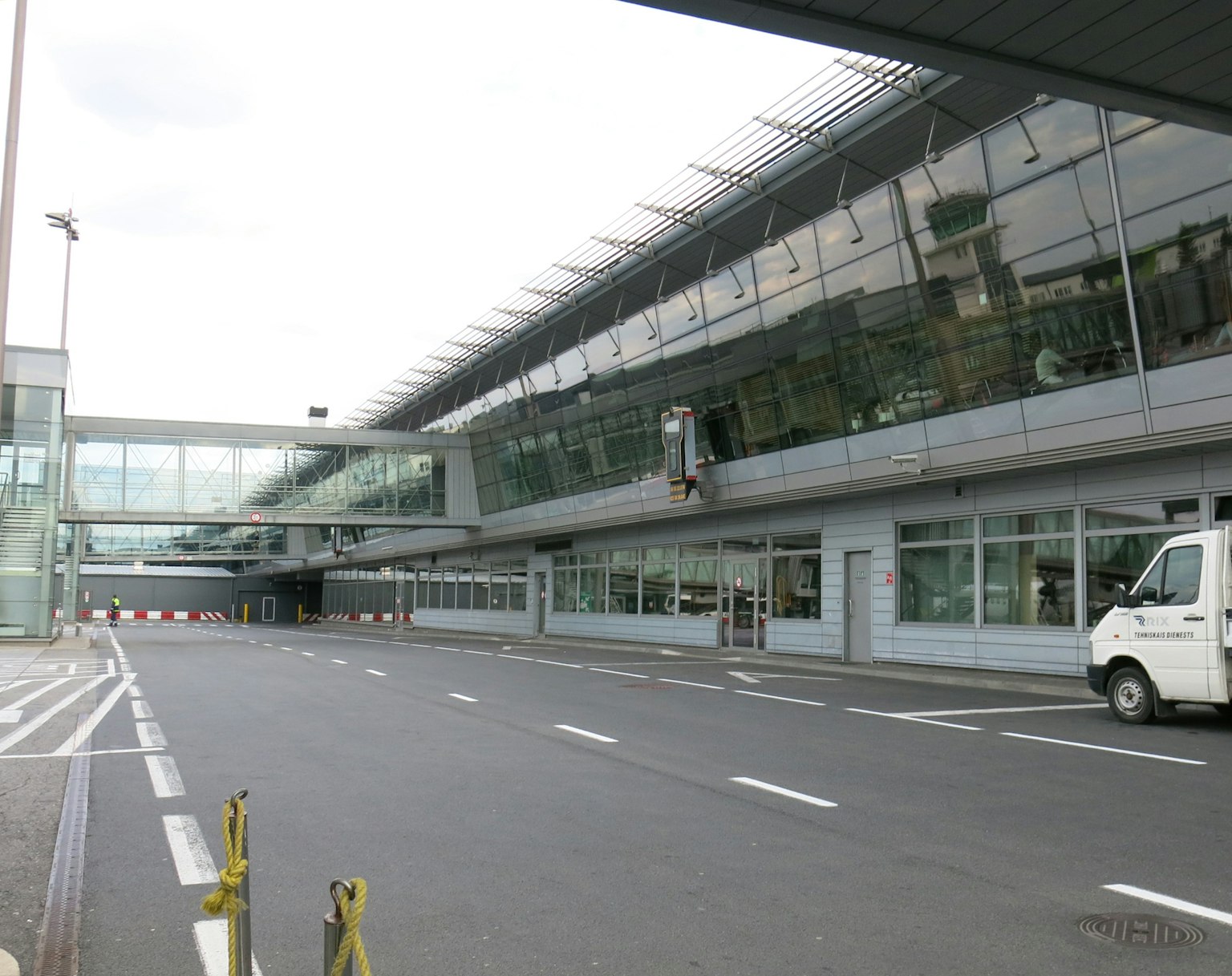 Bâtiment d'aéroport moderne avec façade en verre et passerelle