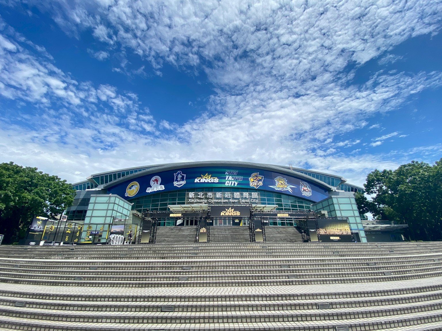 藍天下的現代建築外觀 特徵大階梯和廣告橫幅