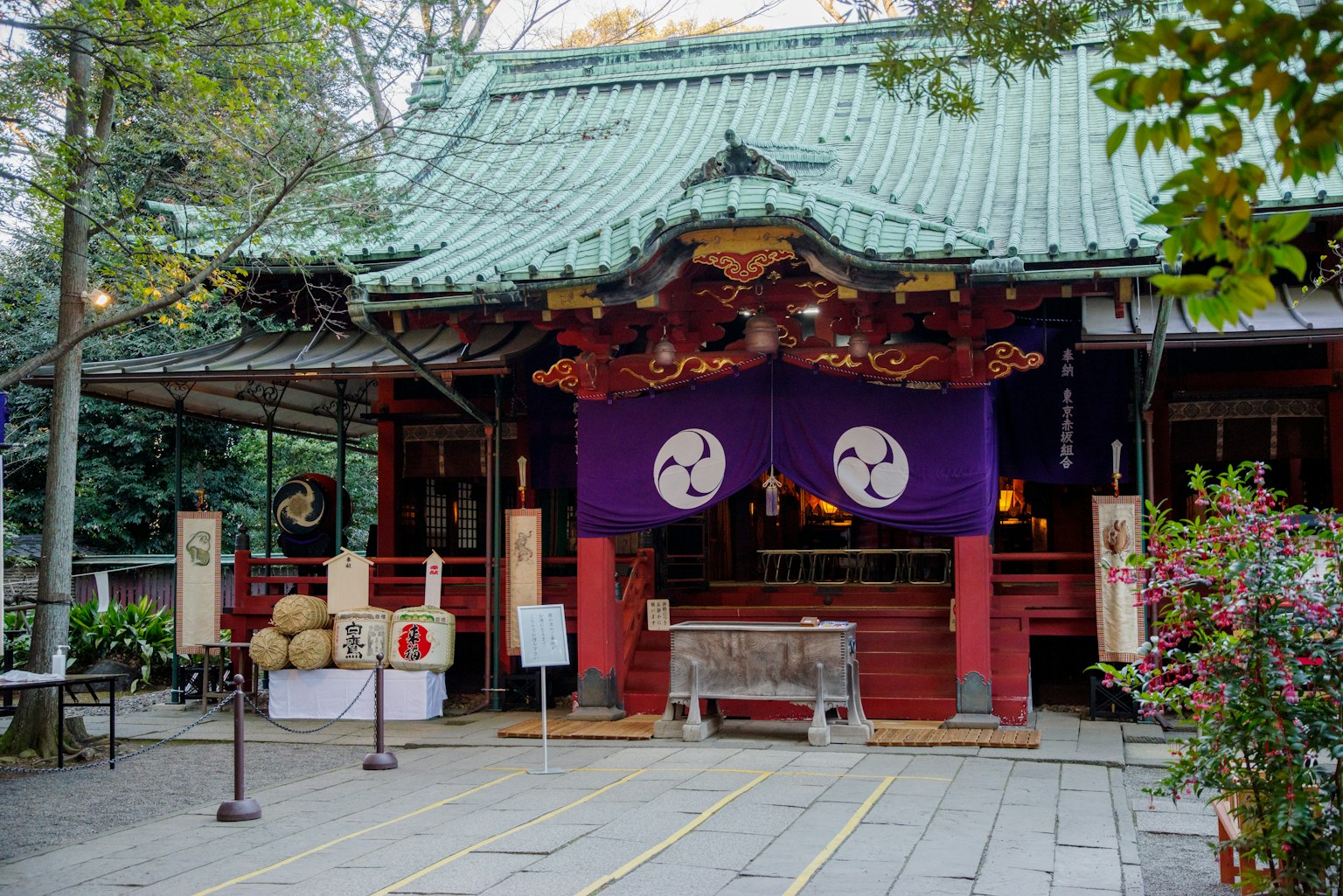 传统日本神社，绿色屋顶和紫色帷幕
