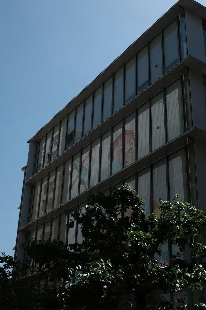 facciata di edificio moderno con finestre in vetro sotto un cielo blu