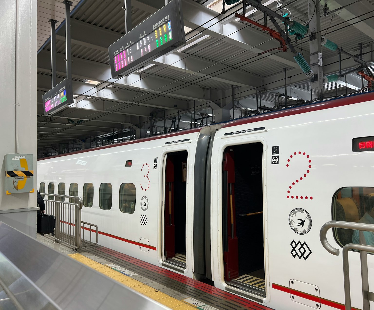 新幹線列車在車站停靠，門打開