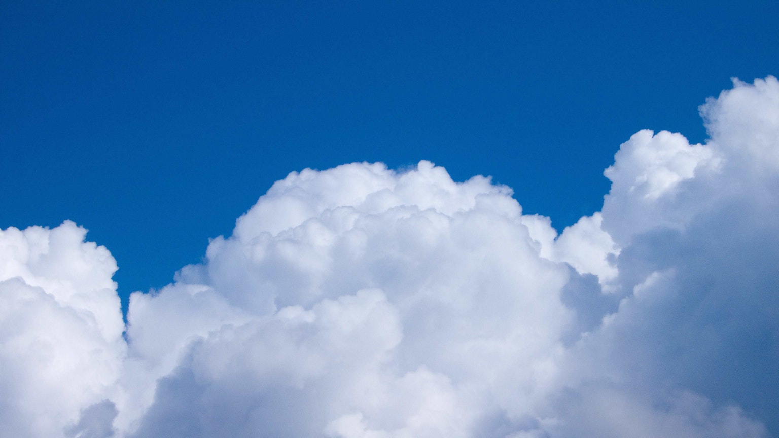 Beau contraste entre le ciel bleu et les nuages blancs