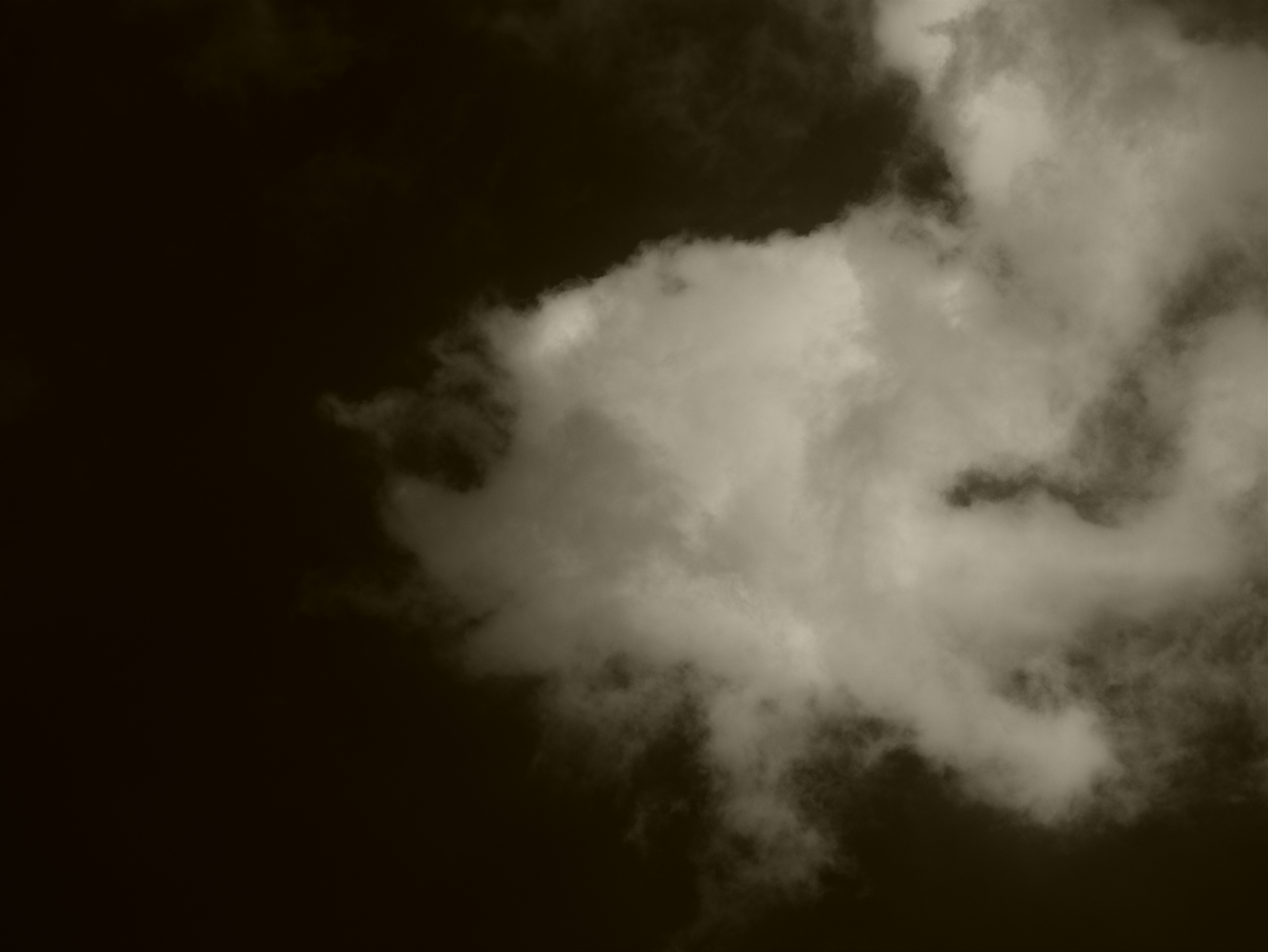 黒い空に浮かぶ雲の塊