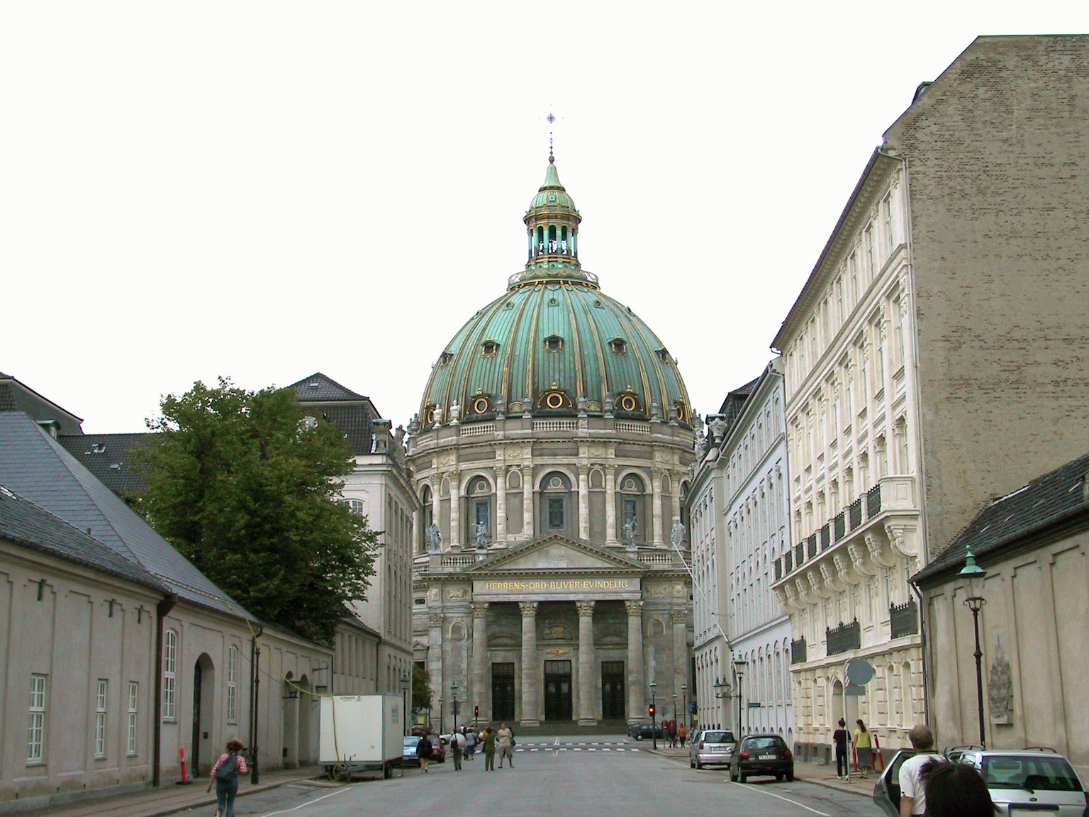 Bâtiment avec un magnifique dôme et vue sur la rue environnante