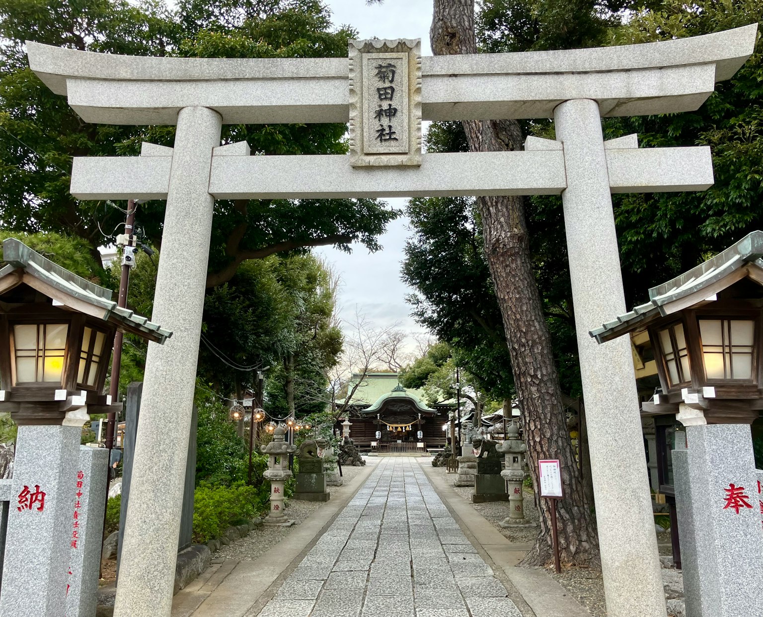 神社入口，特色鳥居和石燈