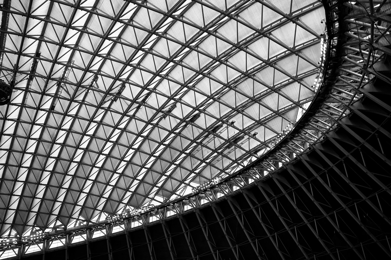 Conception géométrique d'une structure de toit en noir et blanc