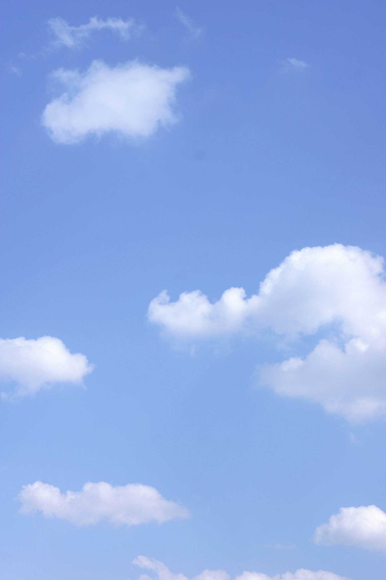 Pemandangan awan putih mengapung di langit biru