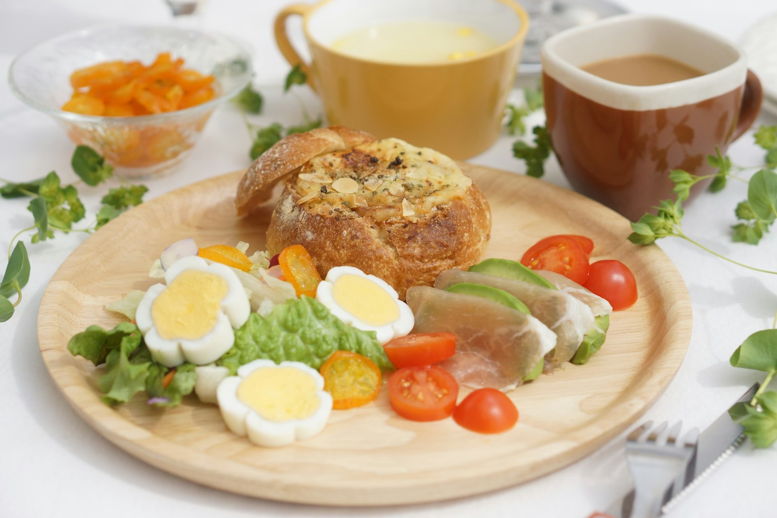Un delizioso piatto per la colazione con uova, pomodori, lattuga, prosciutto e pane