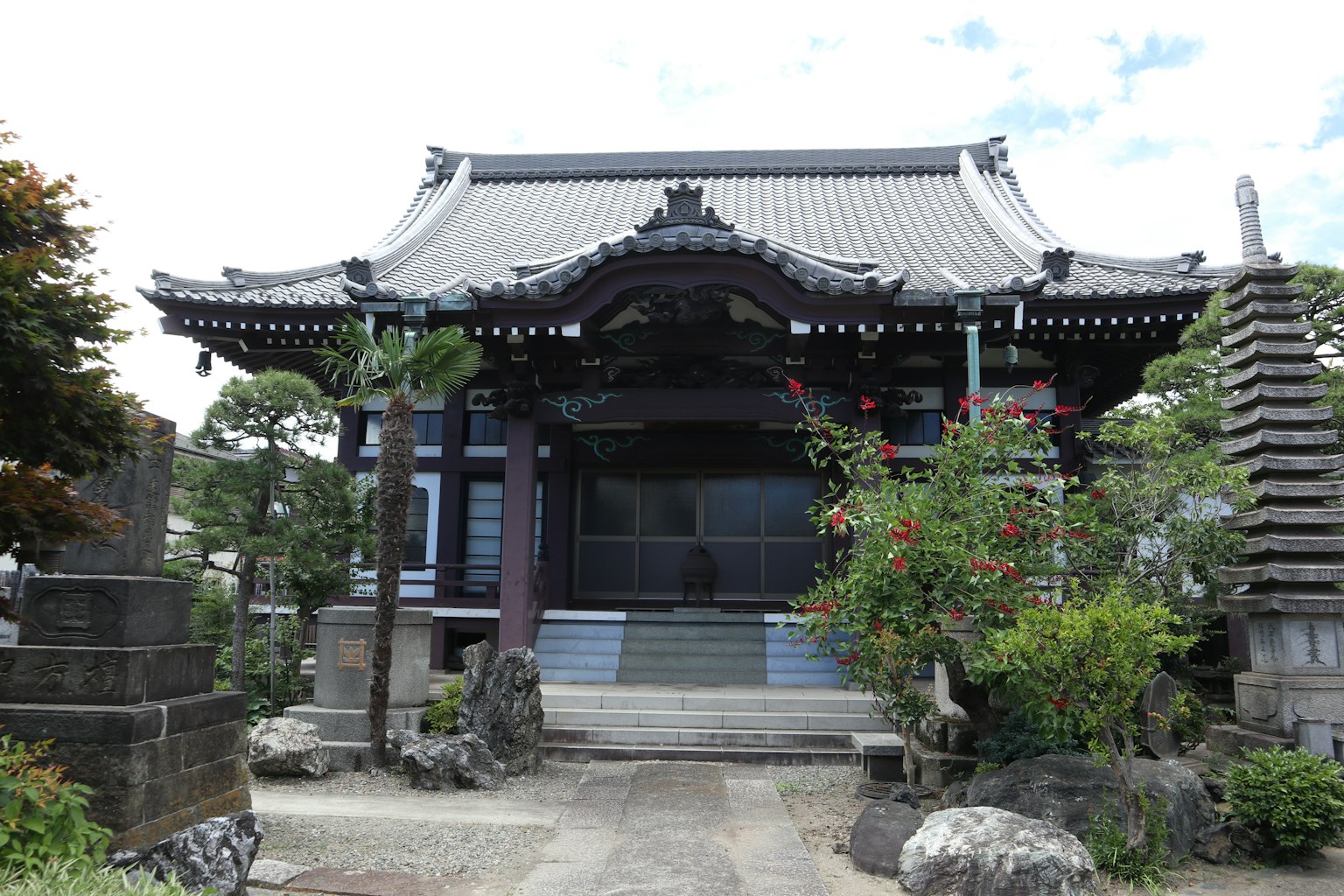 Außenansicht eines alten japanischen Tempels mit umliegendem Garten