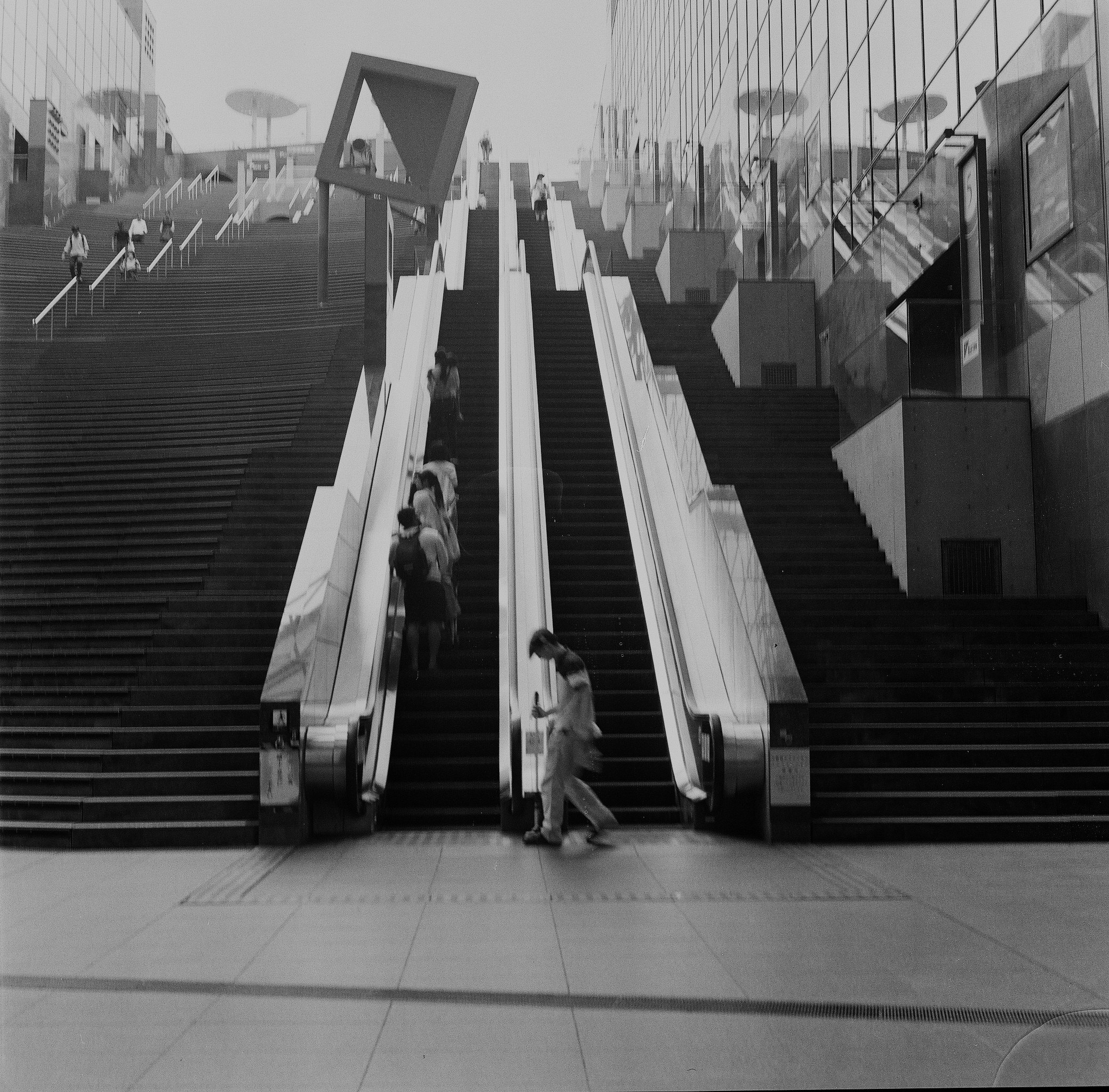 京都駅の階段とエスカレーターのある駅構内