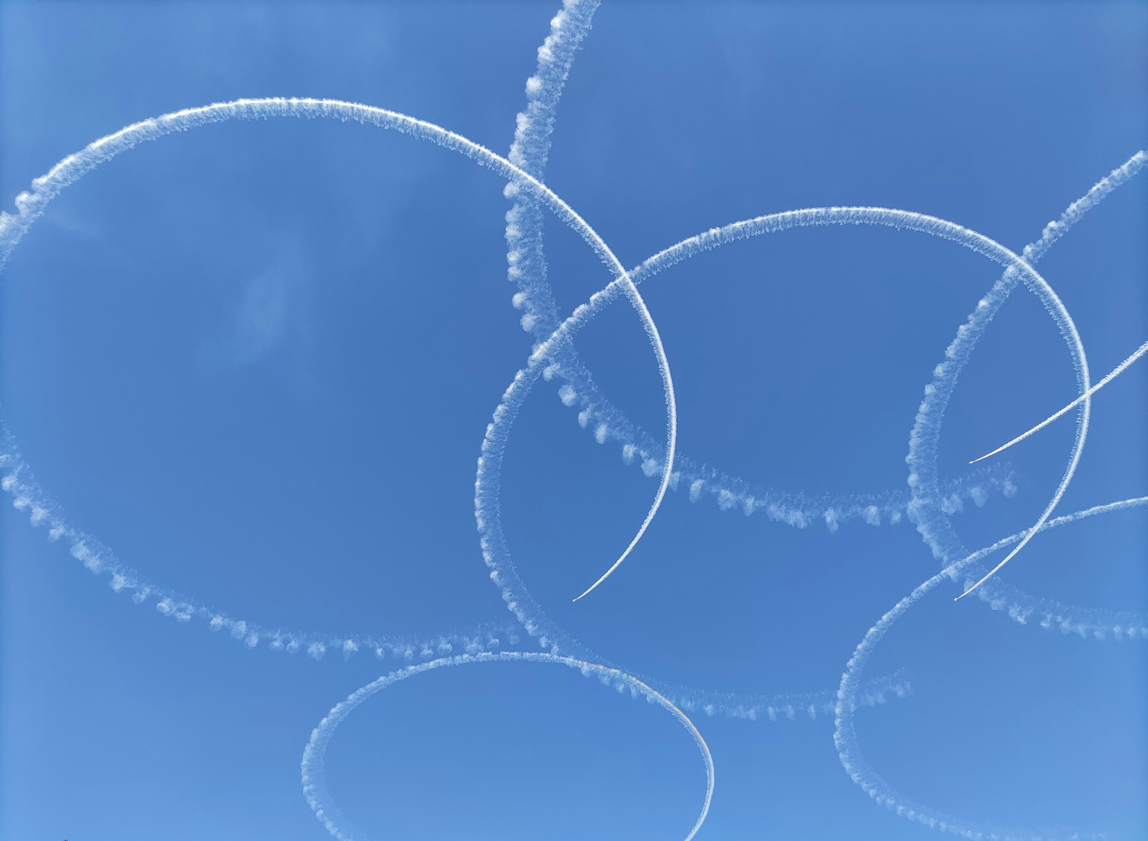 青空に浮かぶ風船のような透明な輪
