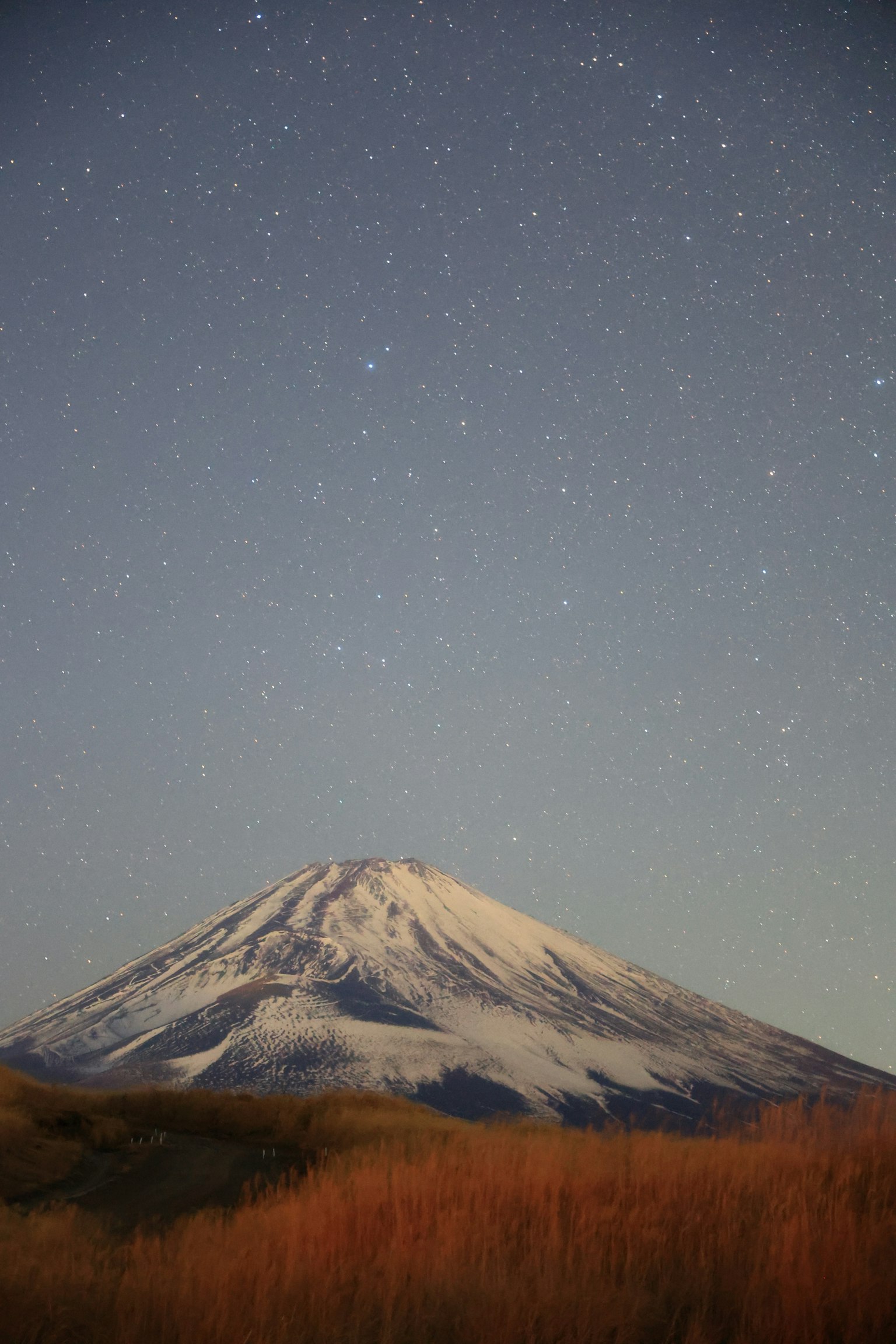 雪覆盖的富士山和星空