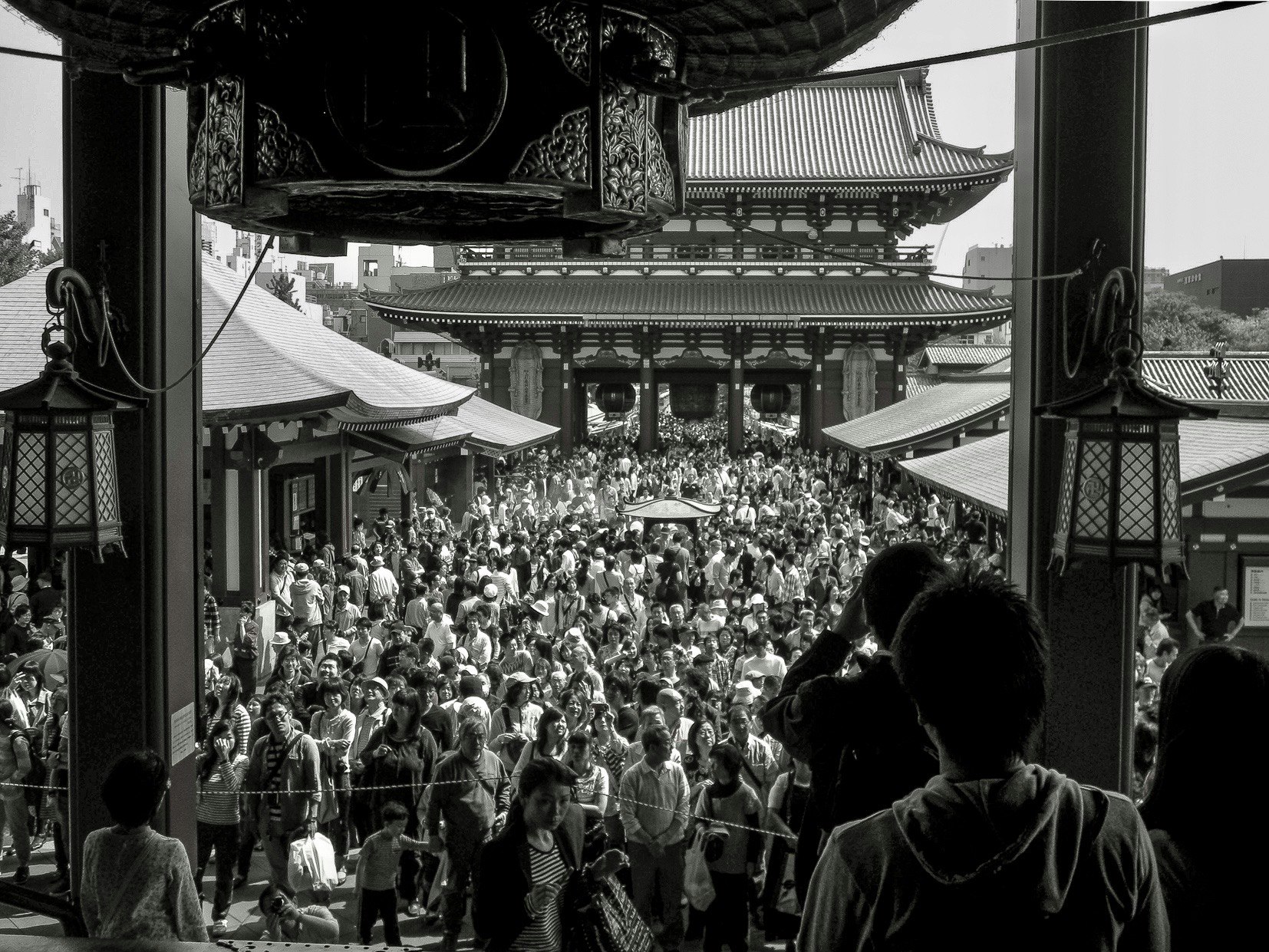 浅草寺の門の内側に広がる初詣の人の流れ