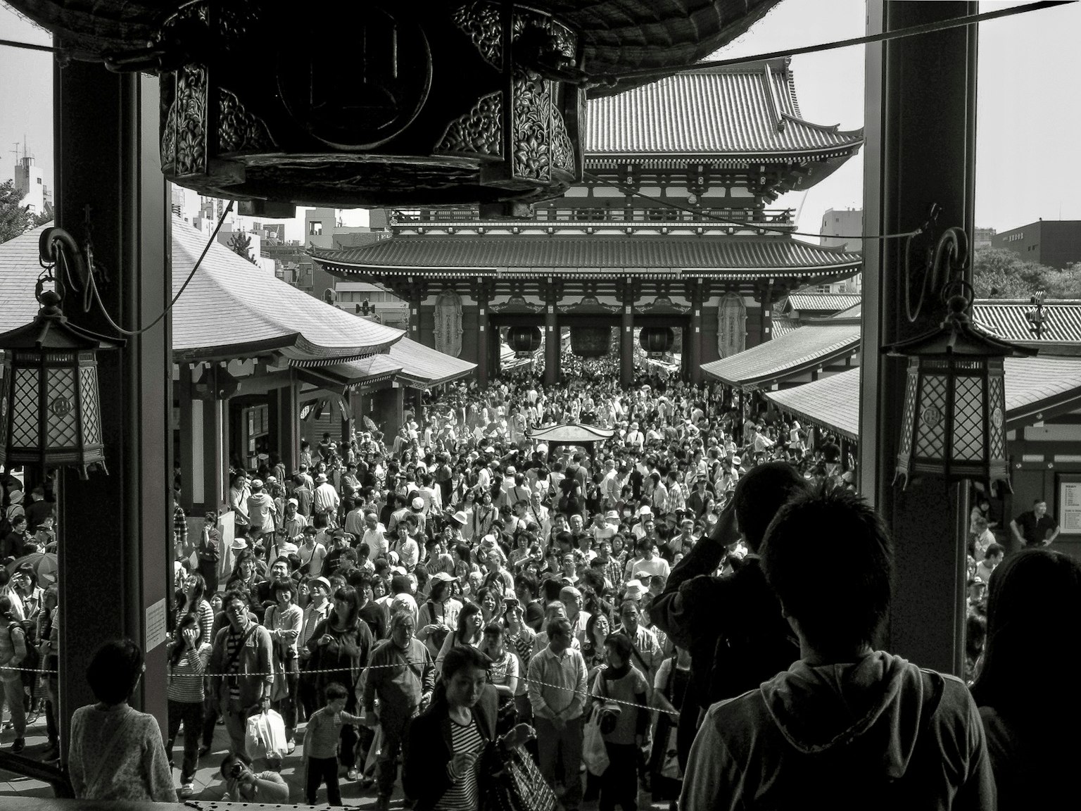 Đám đông trước ngôi đền với kiến trúc truyền thống