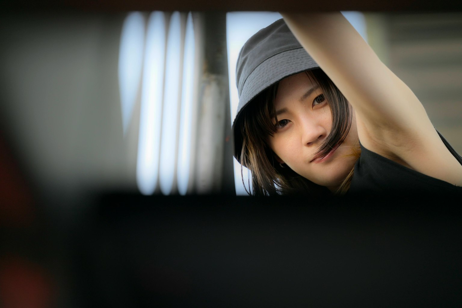 一位戴着帽子的年轻女性微笑着看着镜头