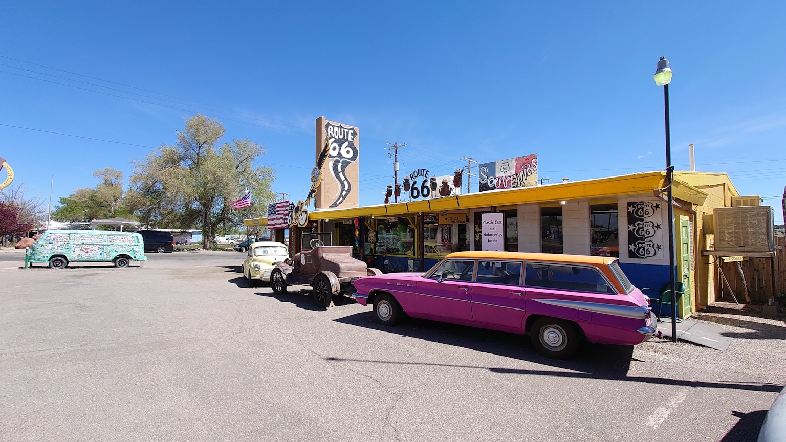 Eksterior restoran berwarna-warni dengan mobil vintage di latar depan