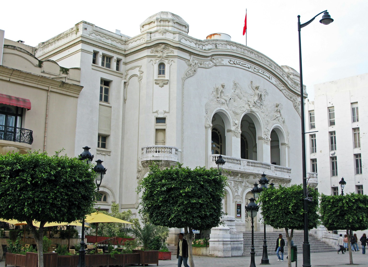 Théâtre au style magnifique avec une façade blanche et des fenêtres en arc