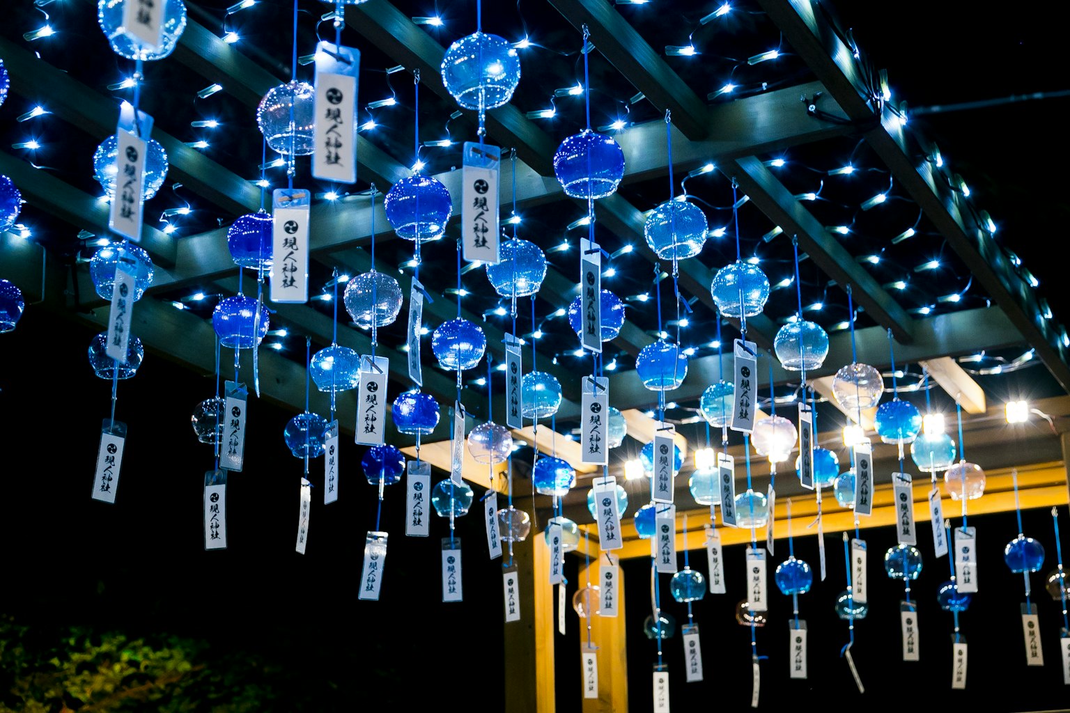 Campane blu appese in un ambiente notturno