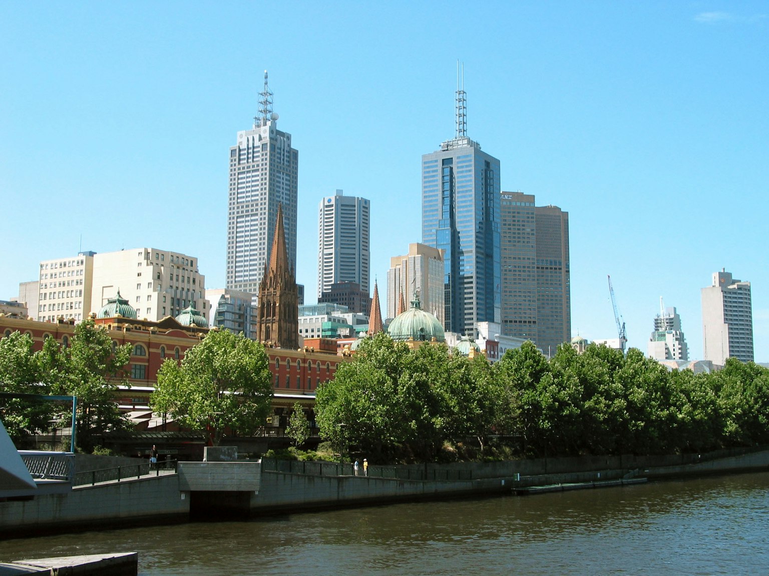 Garis langit Melbourne dengan gedung pencakar langit modern dan pemandangan sungai