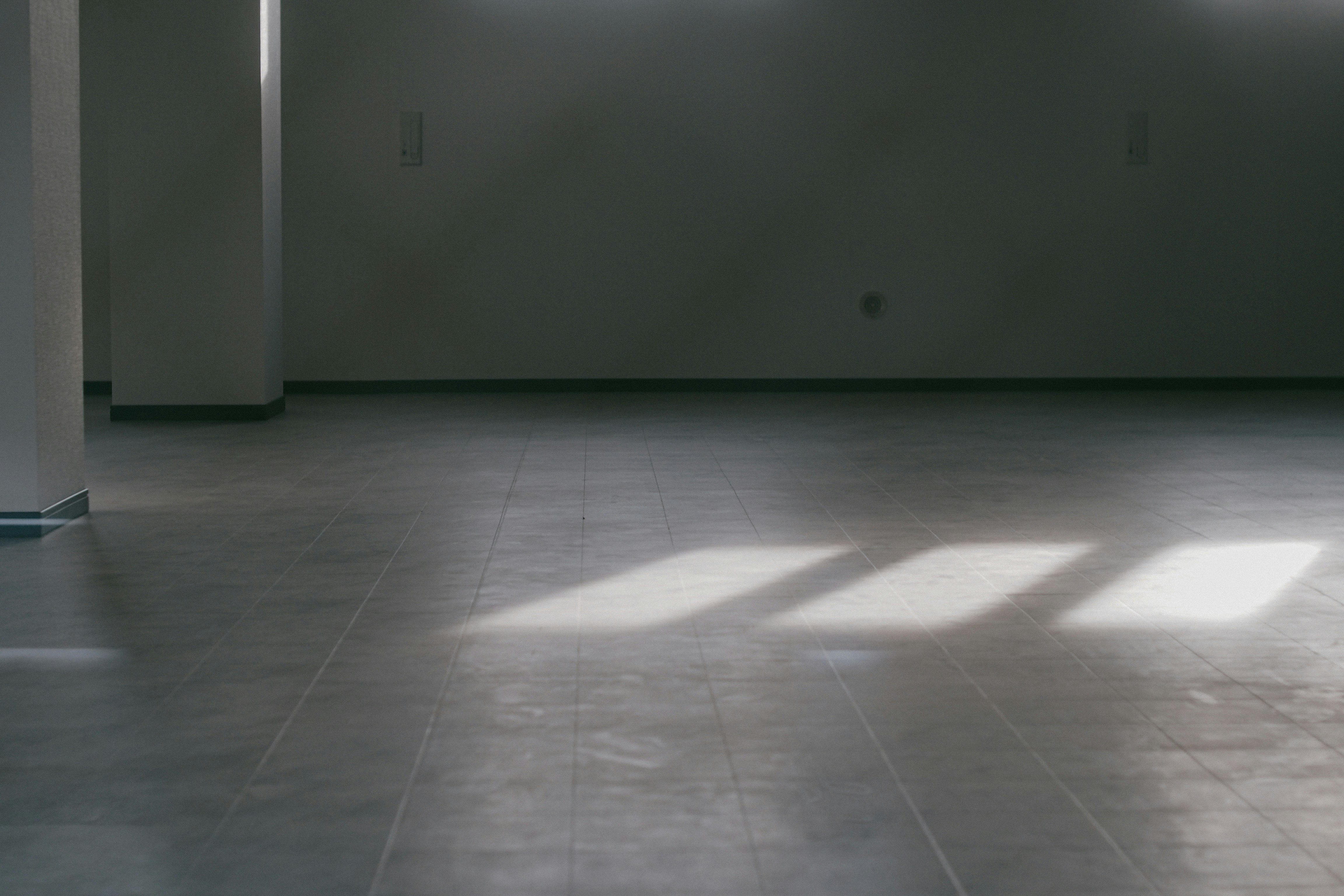 empty room with quiet floor and wall space