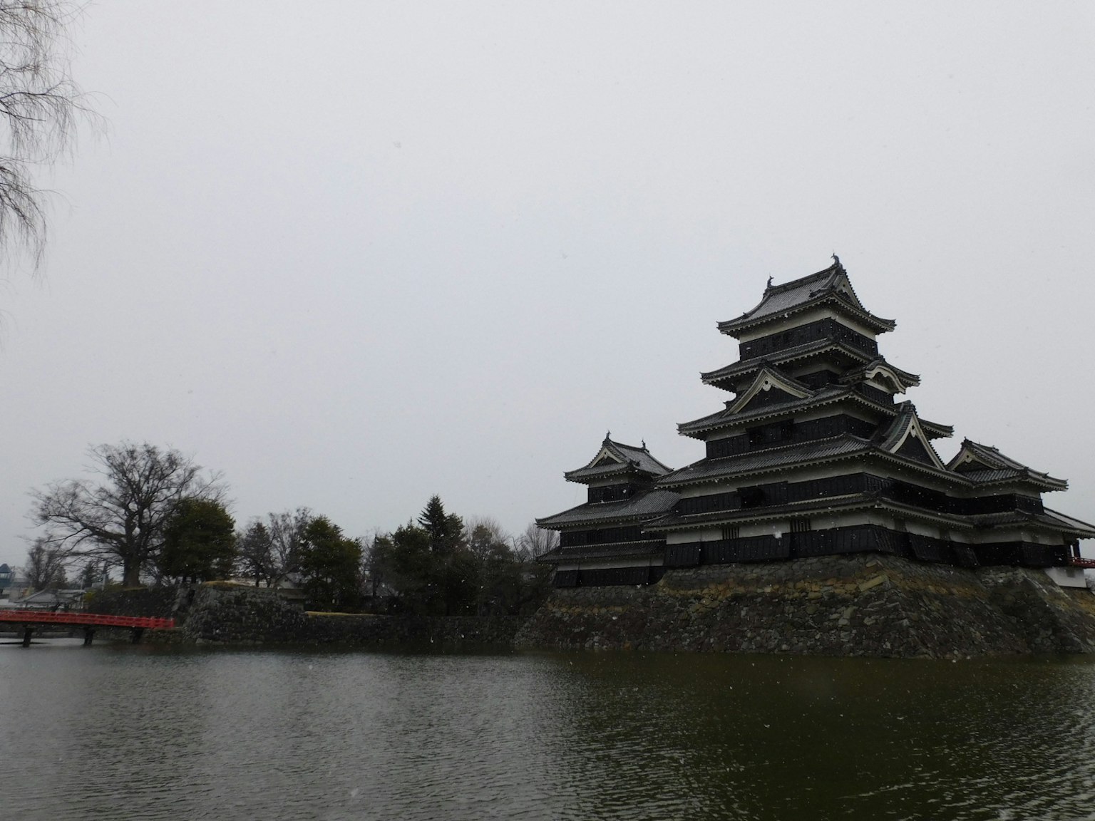 Lâu đài Matsumoto bao quanh bởi ao nước yên tĩnh