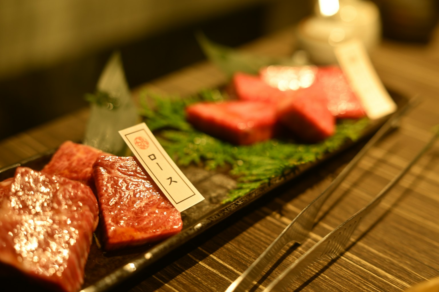 Assiette de sashimi frais avec divers morceaux de poisson