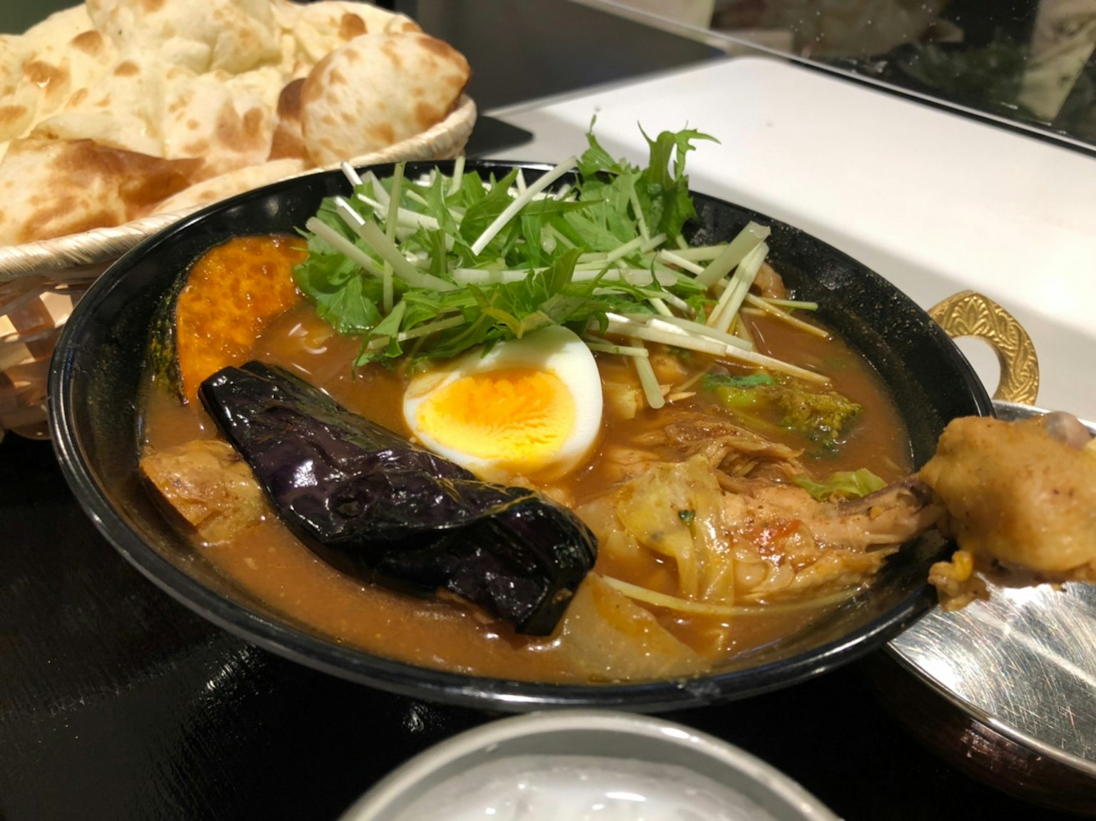 ชามราเมนอร่อยที่มีไก่เนื้อนุ่มและไข่นกกระทาที่มีสมุนไพรสด