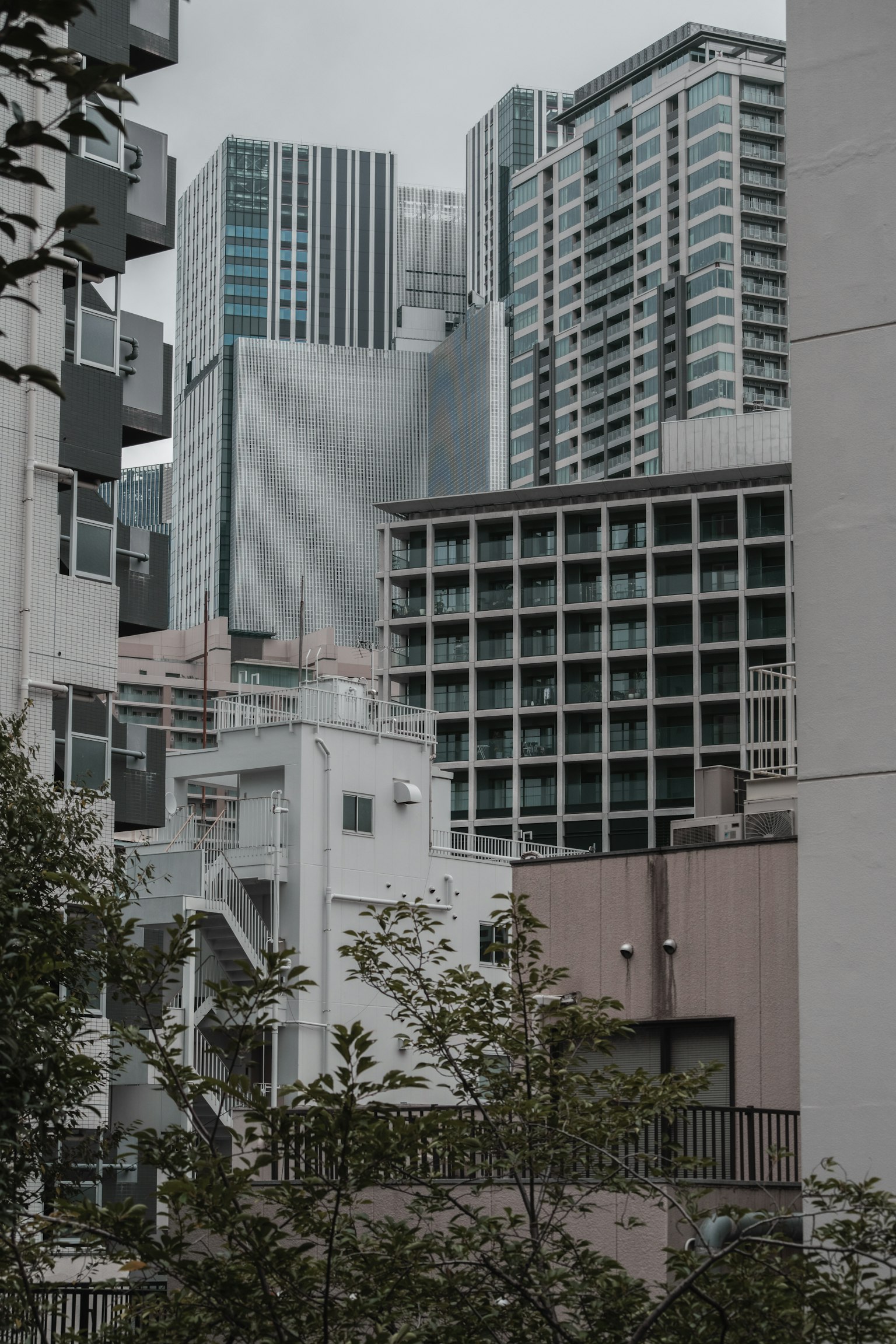 ทิวทัศน์เมืองที่มีอาคารสูงและโครงสร้างที่อยู่อาศัยผสมกัน