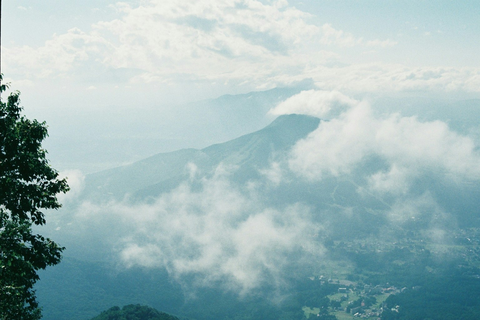 ทิวทัศน์ที่สวยงามของภูเขาและเมฆจากยอดเขา