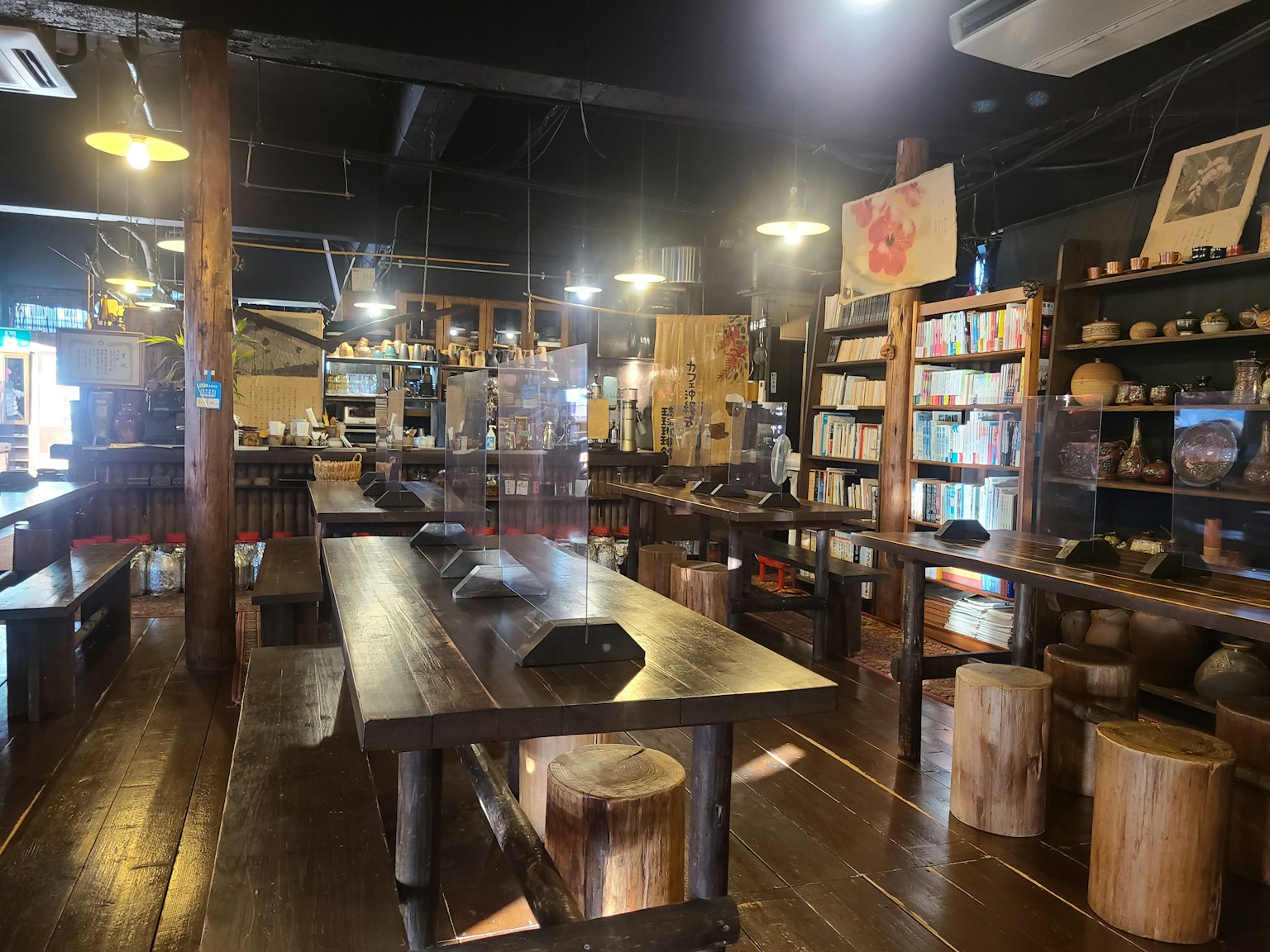 Interior de café acogedor con mesas y taburetes de madera