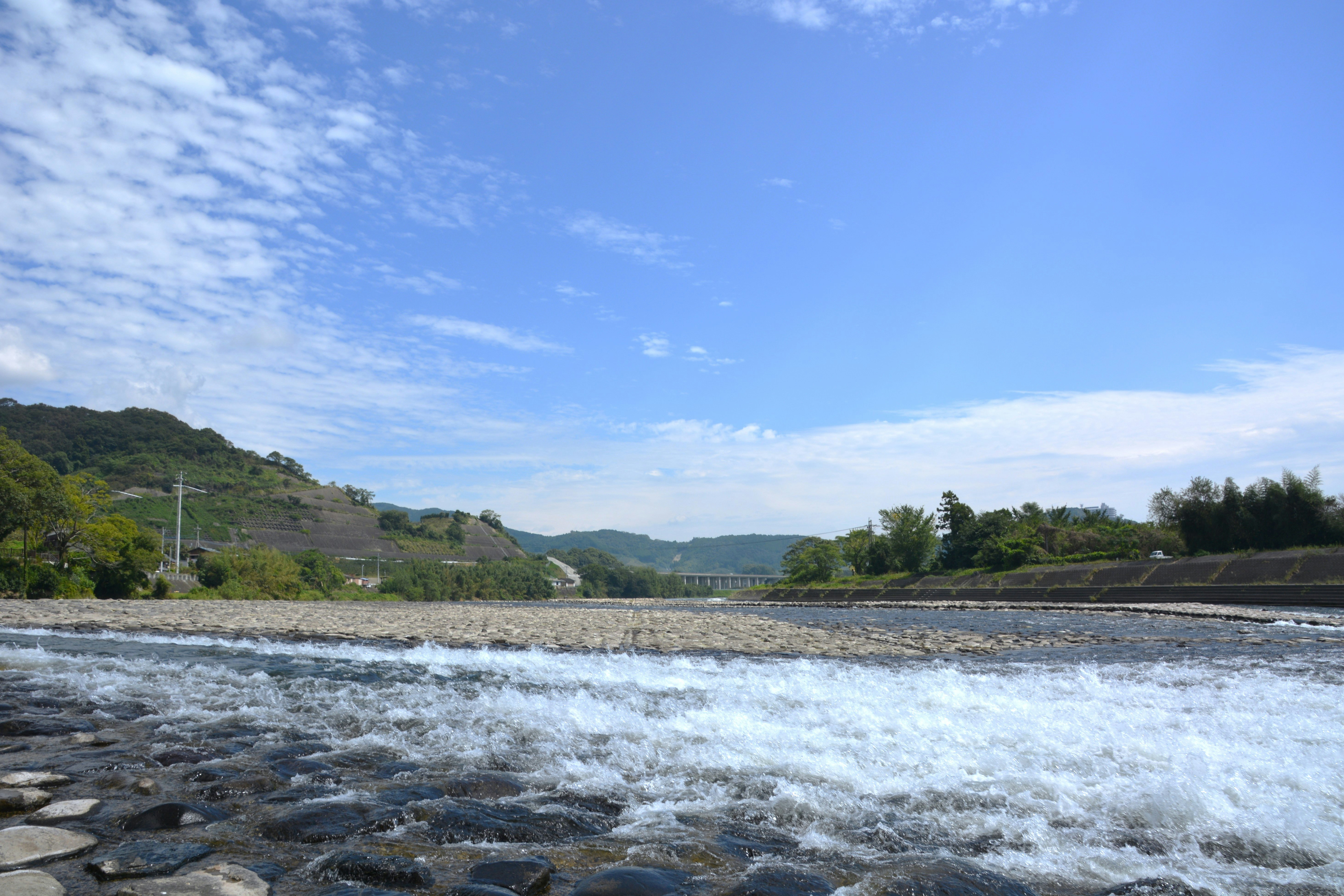 筑後川の山田堰と流れる水のある河川風景