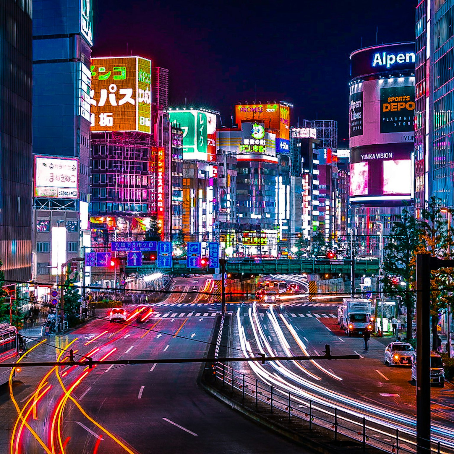Lumières néon brillantes et traces de voitures dans la vie nocturne animée de Tokyo