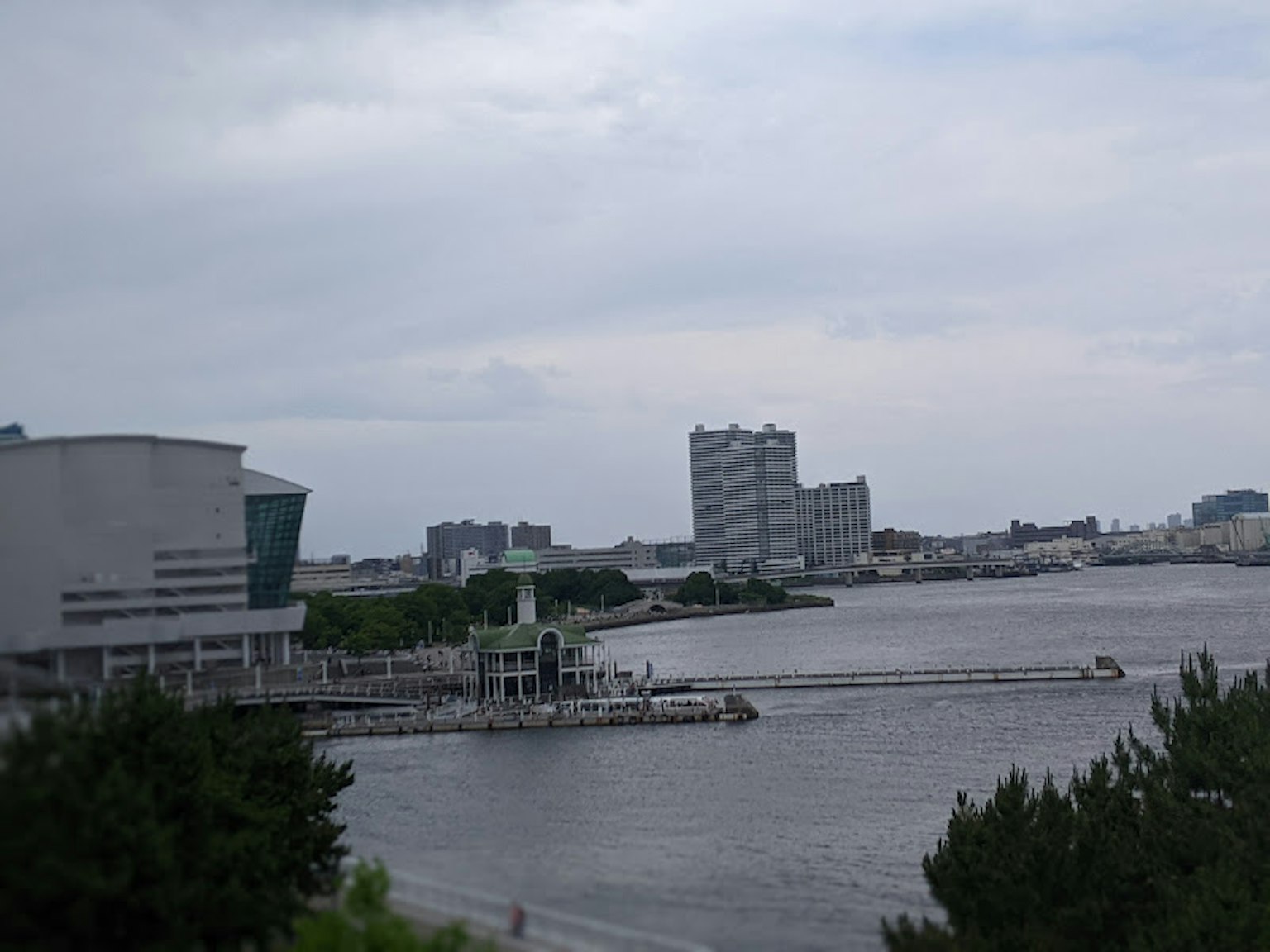 水边建筑的城市景观 阴天和宁静的水面