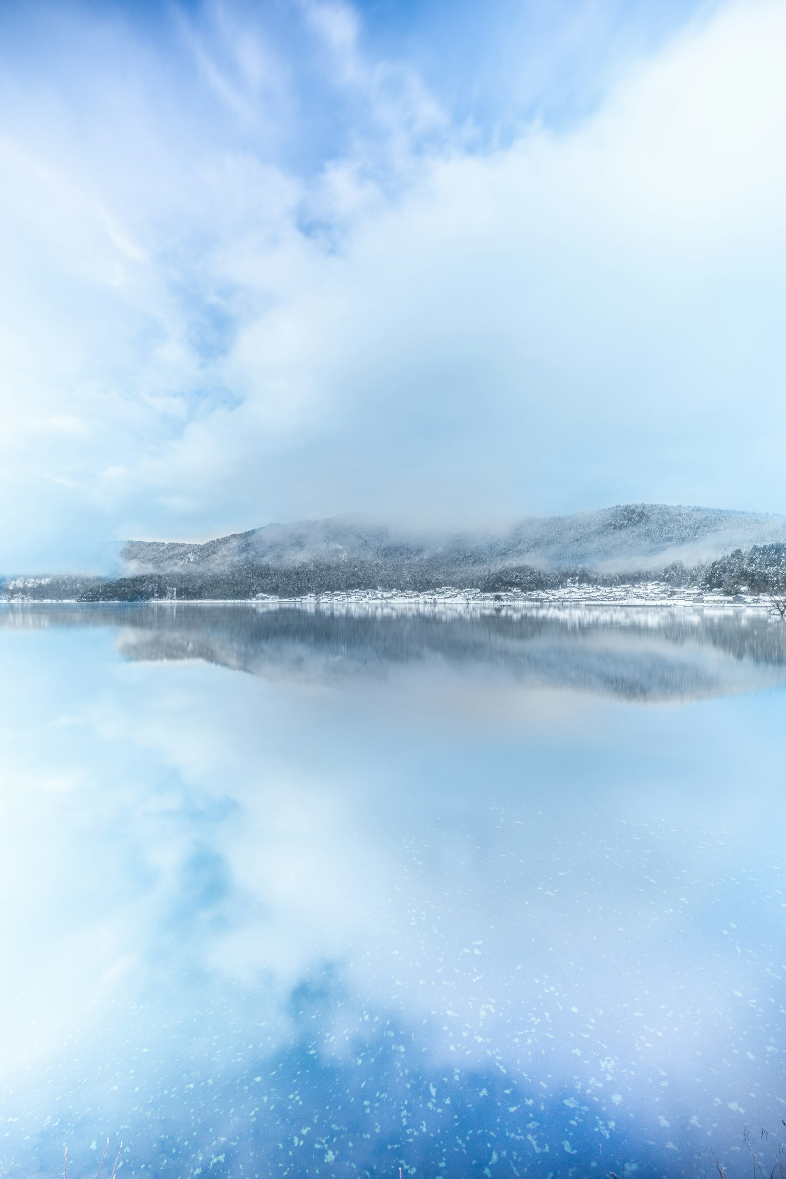 藍天之下冰凍湖泊的美麗風景