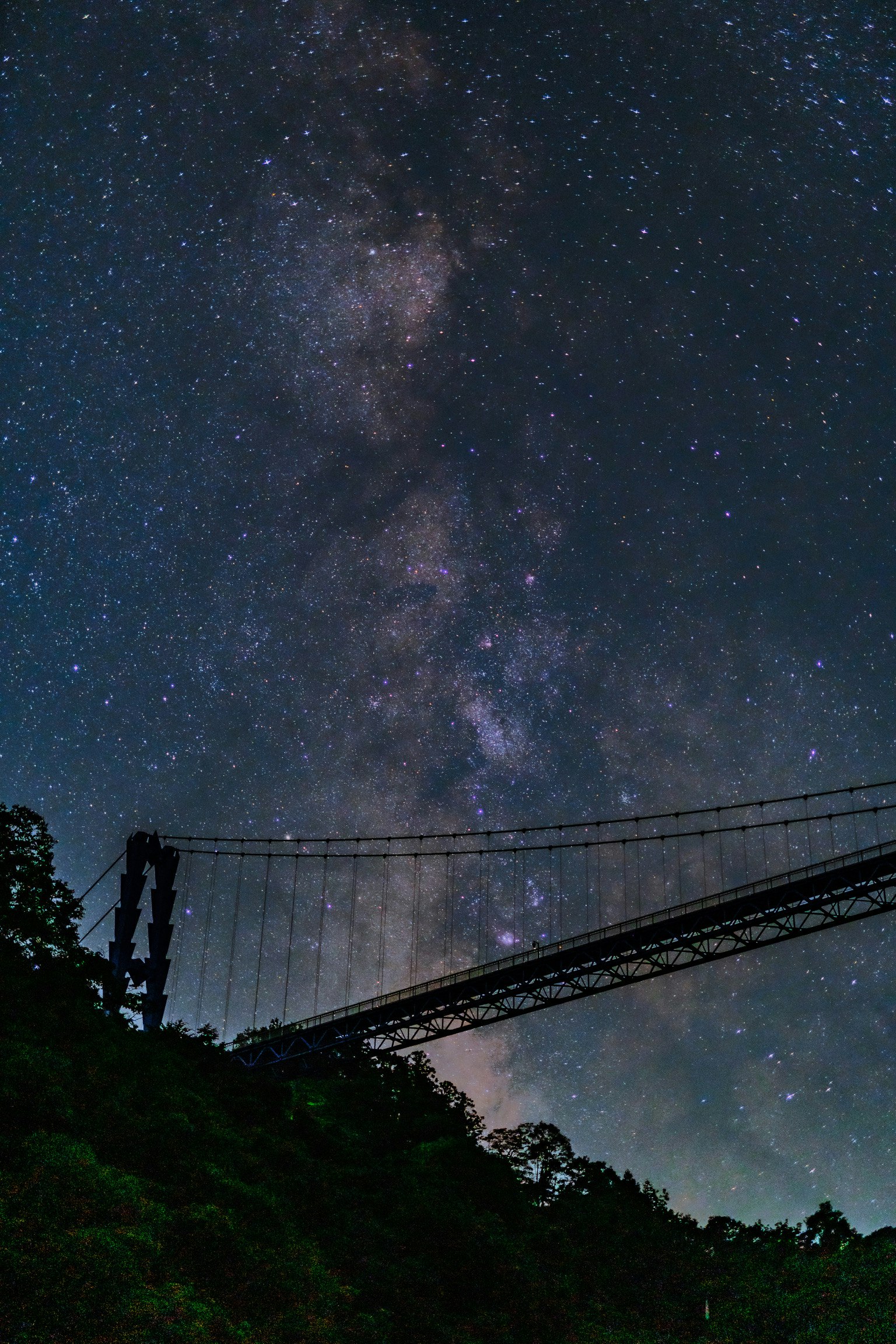 星空の下に広がる橋と満天の星々の美しい風景