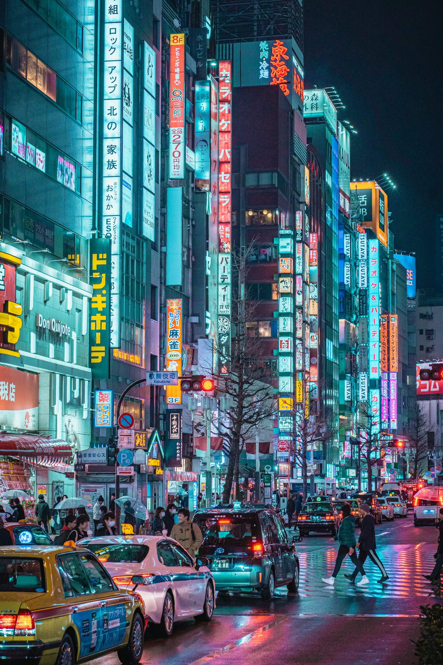 生动的霓虹灯照亮夜间繁忙街道