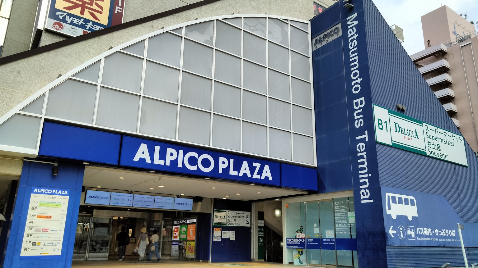 Vista esterna di Alpico Plaza con il segnale della stazione degli autobus di Matsumoto