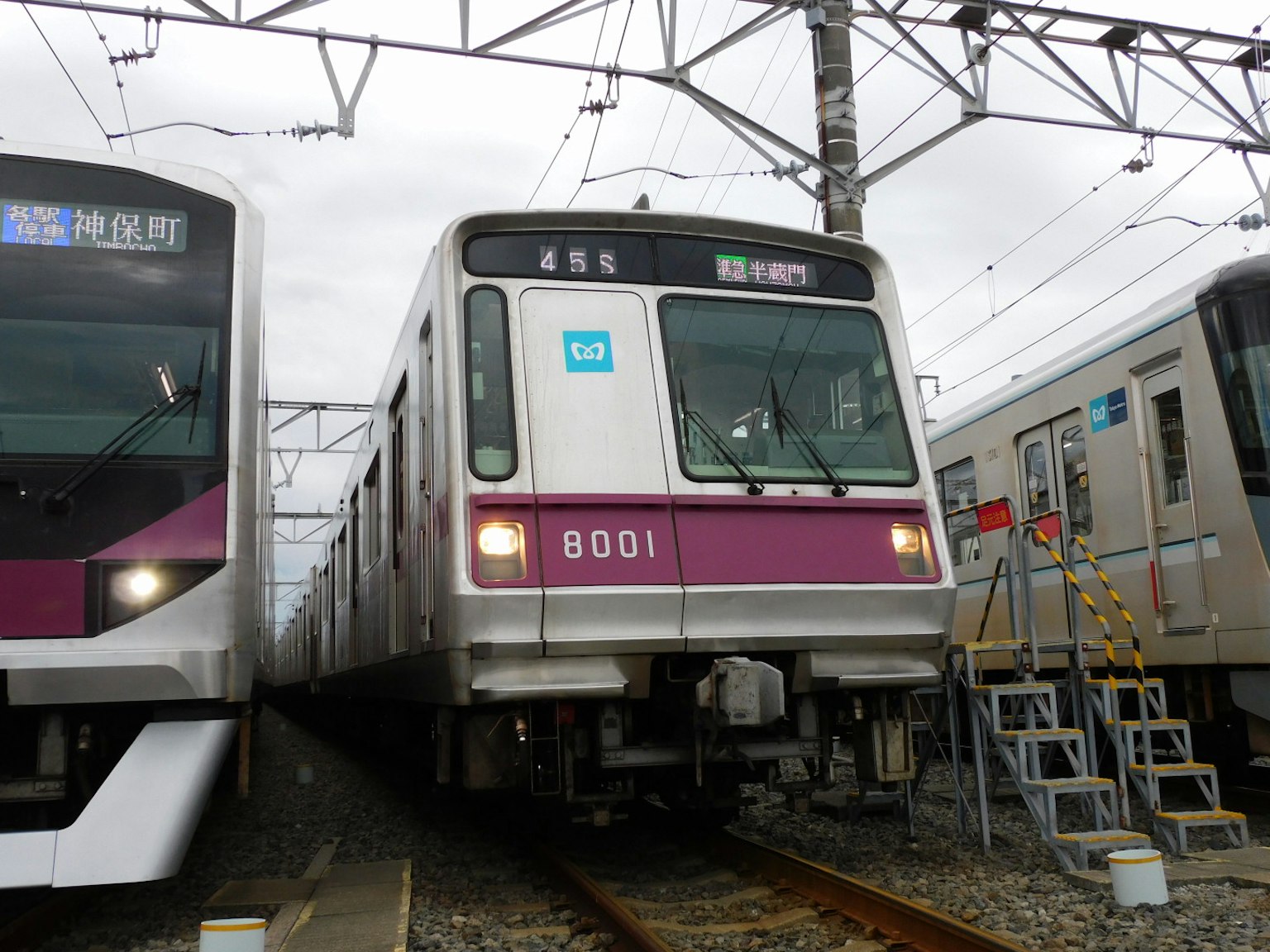 ฉากที่มีรถไฟสองขบวนขนาบข้างกัน โดยรถไฟกลางคือ 6101