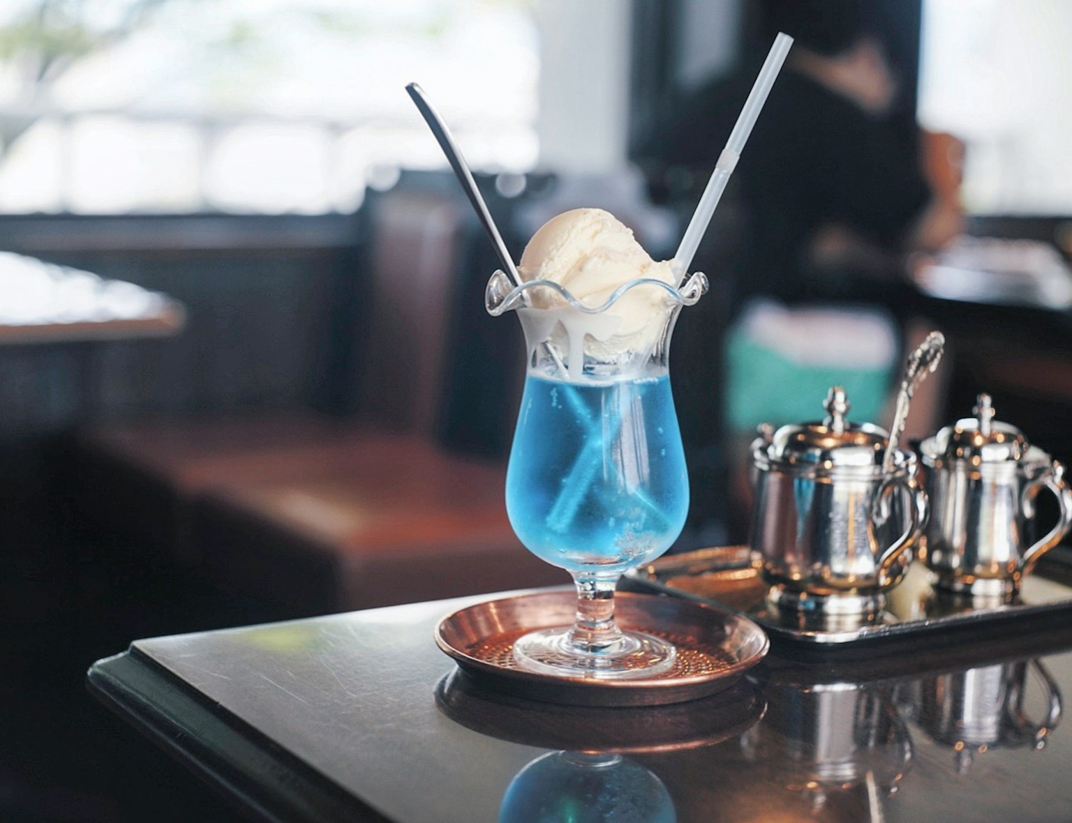 Bebida azul con helado en un vaso de cóctel